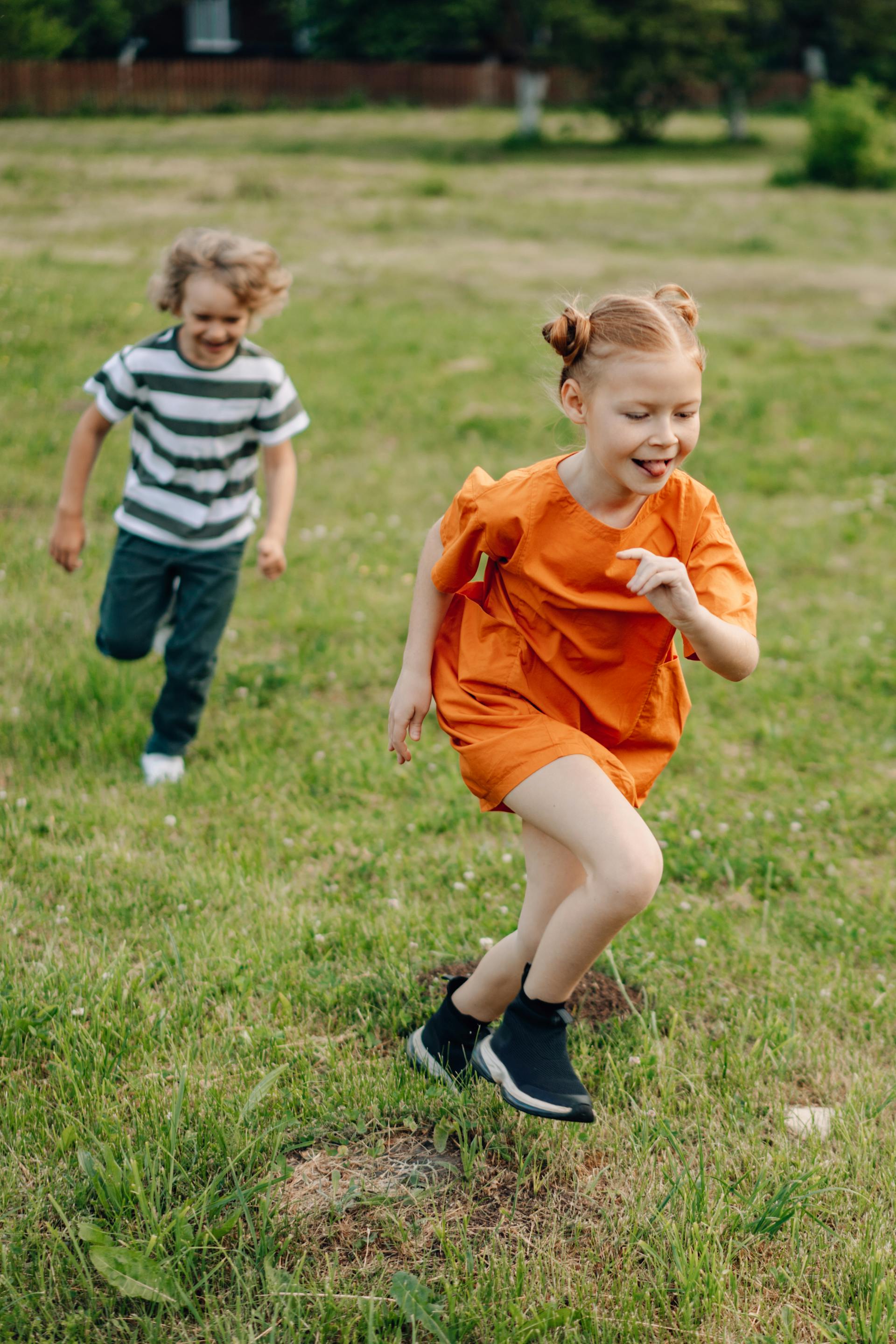 Niños felices jugando al aire libre | Fuente: Pexels