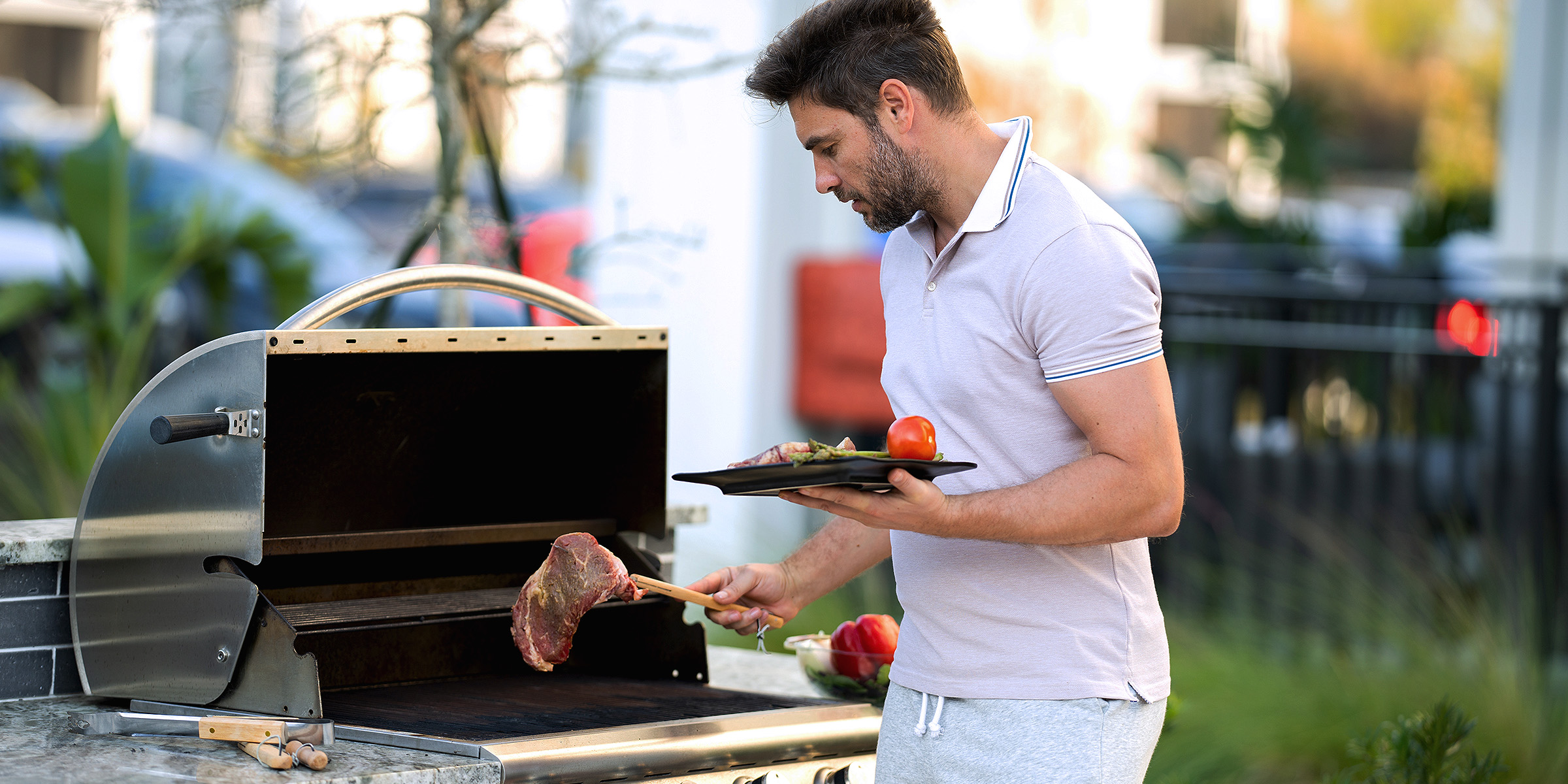 Un hombre haciendo una barbacoa | Fuente: Shutterstock