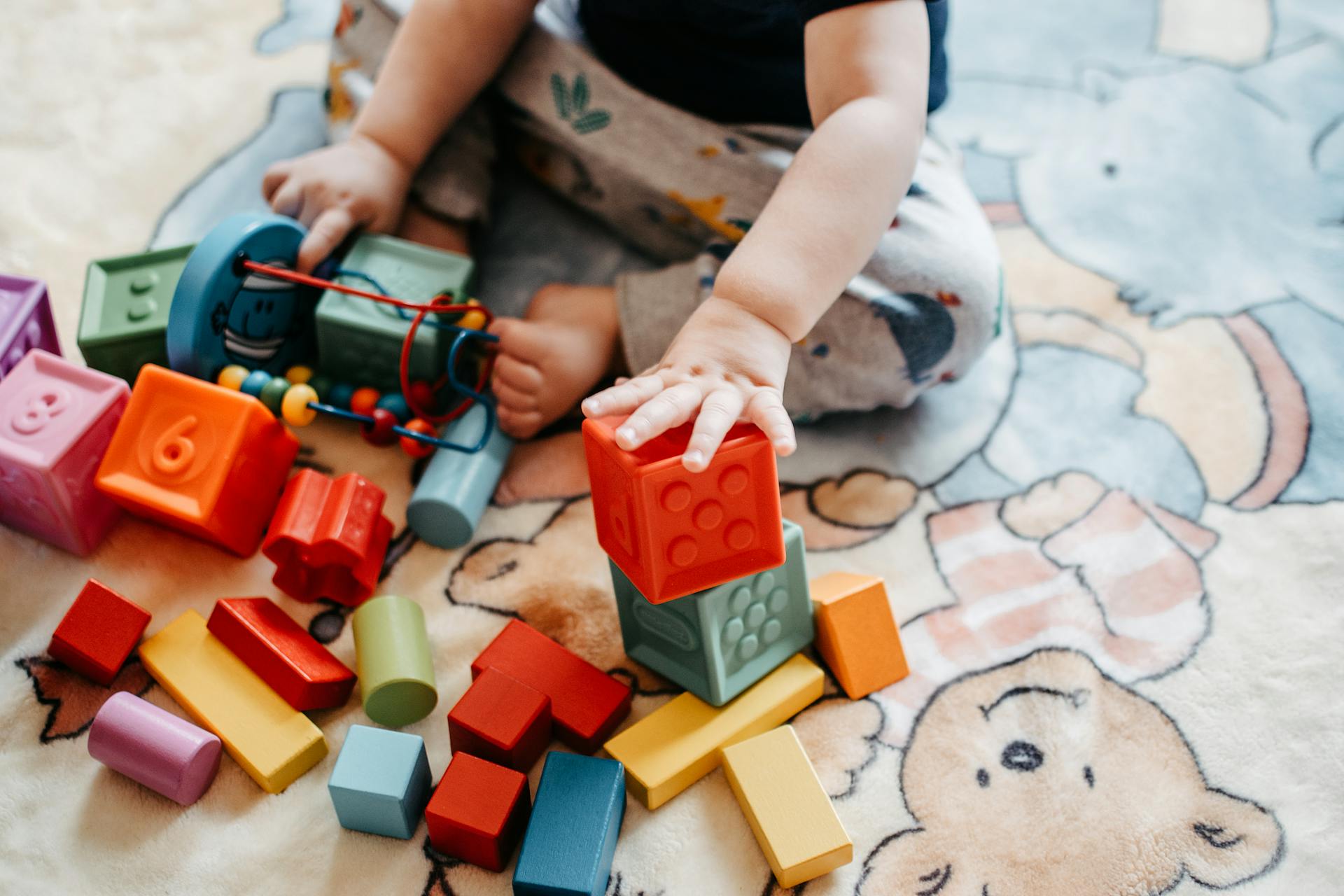 Una niña jugando con bloques | Fuente: Pexels