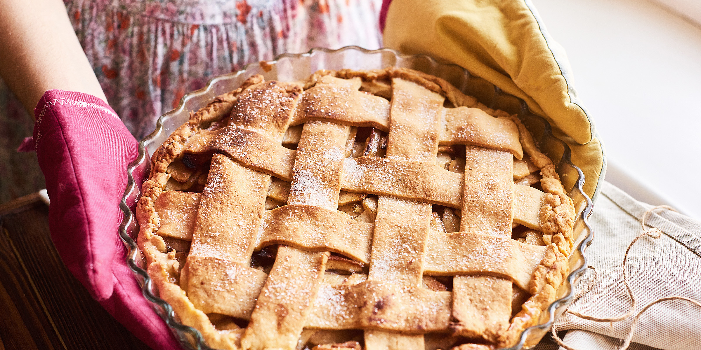 Alguien sosteniendo una tarta recién horneada | Fuente: Shutterstock