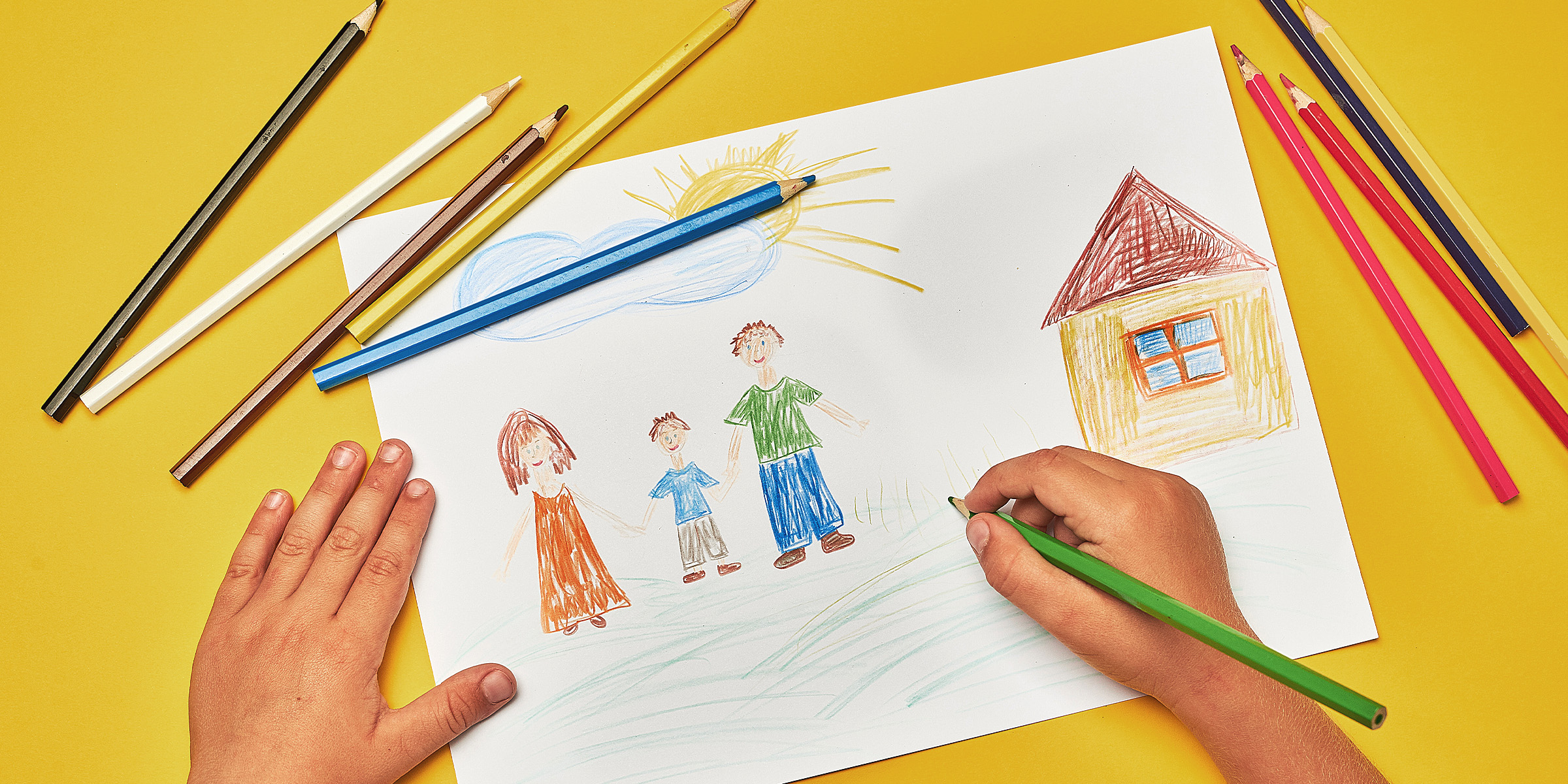 Un niño dibujando | Fuente: Shutterstock