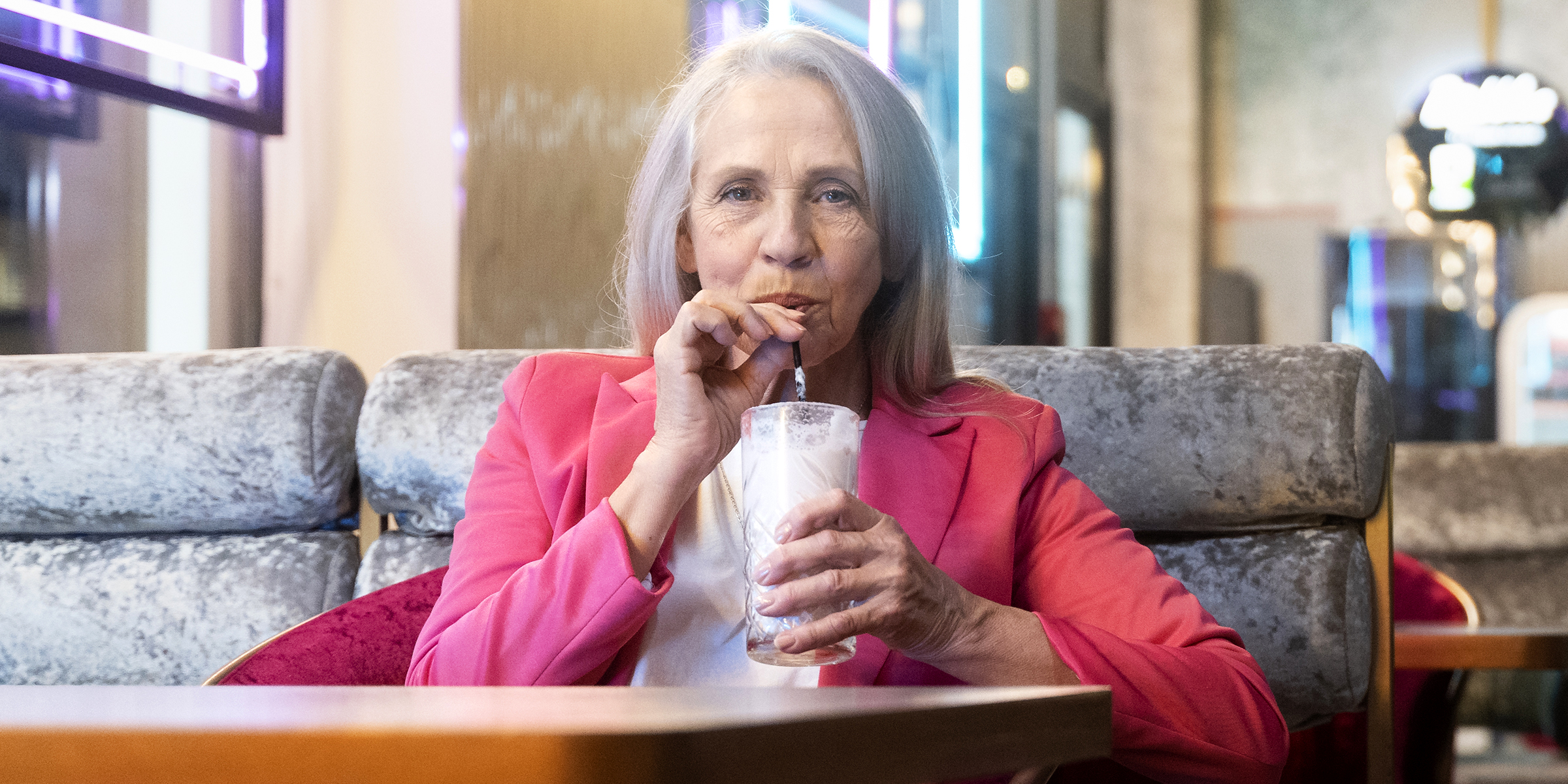 Una mujer mayor tomando algo | Fuente: Freepik