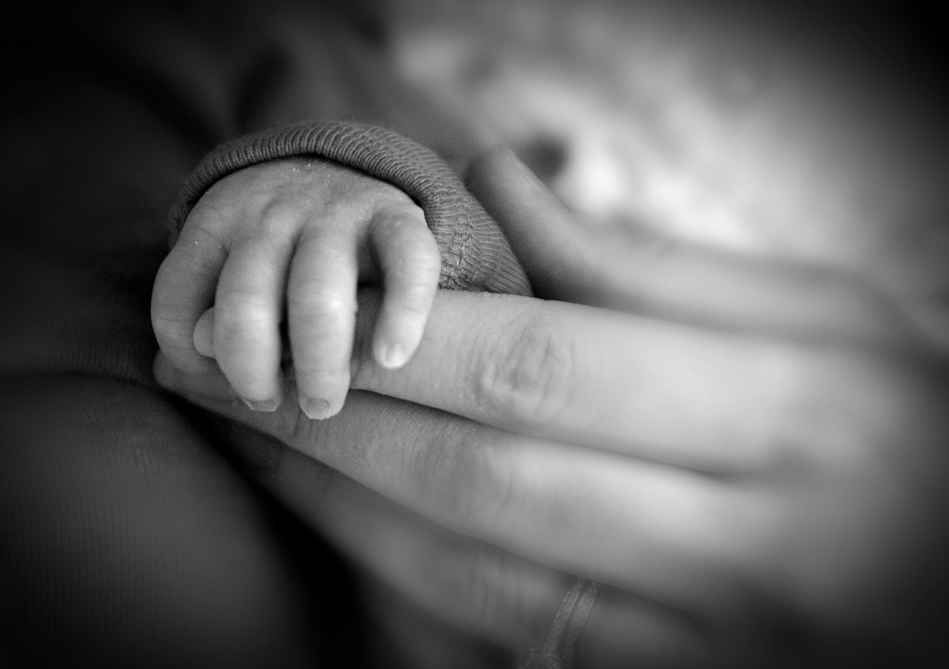 Una madre cogiendo de la mano a su bebé | Fuente: Unsplash