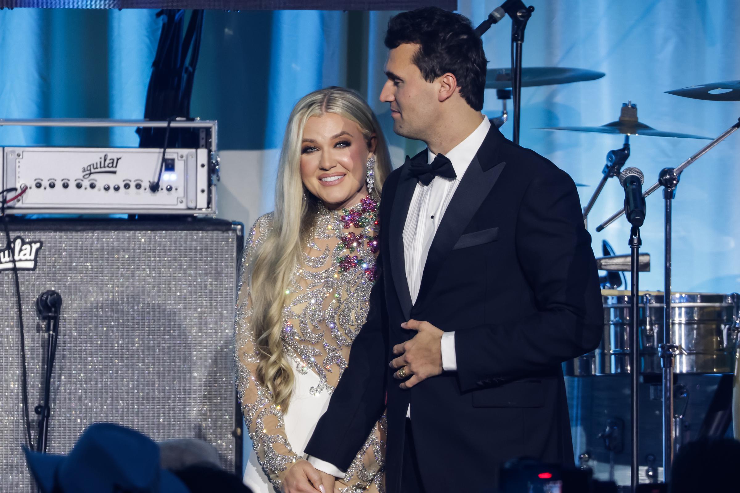 Erika y Charlie Kirk en el escenario durante el Turning Point USA Inaugural-Eve Ball en el Salamander Hotel de Washington, D.C., el 19 de enero de 2025. | Fuente: Getty Images