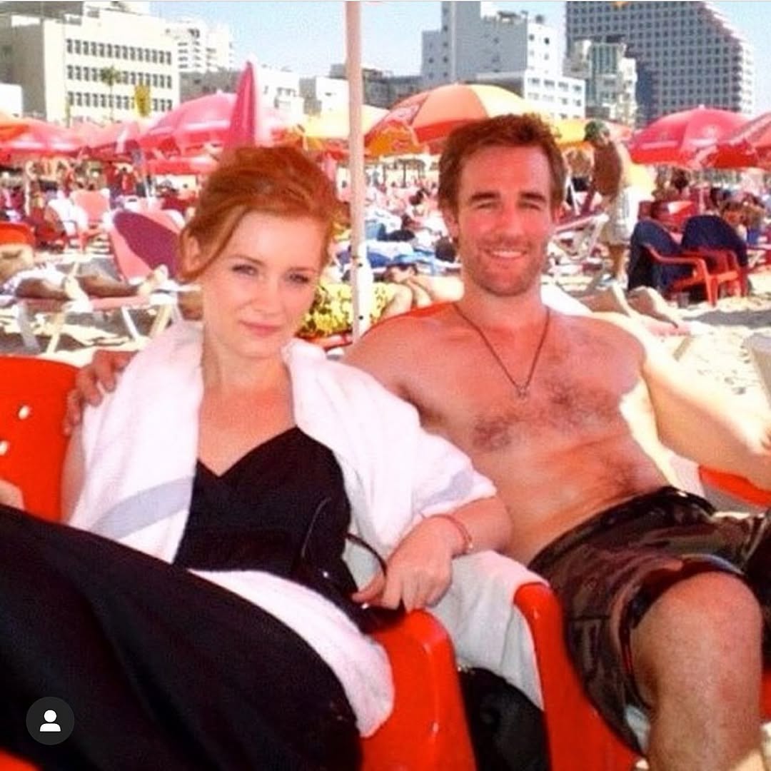 Kimberly y James Van Der Beek posando para una foto en una playa unos cuatro días después de conocerse, publicada el 2 de agosto de 2019. | Fuente: Instagram/vanderjames