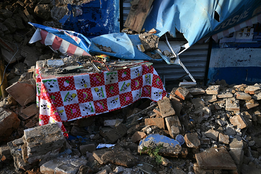 Una mesa cubierta de escombros tras una serie de sismos que sacudieron la zona en Palin, Guatemala, el 9 de julio de 2025. | Foto: Getty Images