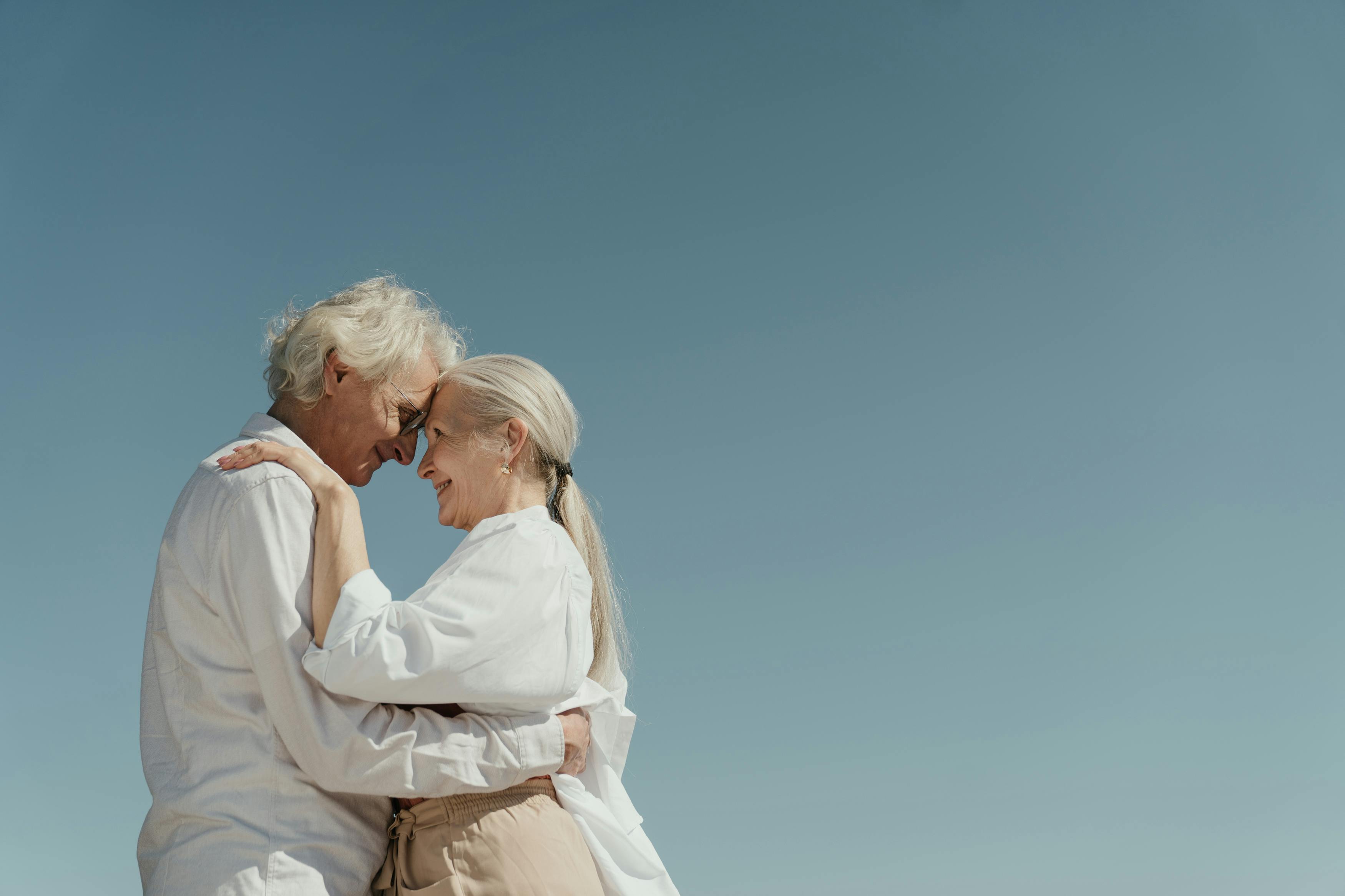 Una pareja de ancianos abrazándose | Fuente: Pexels