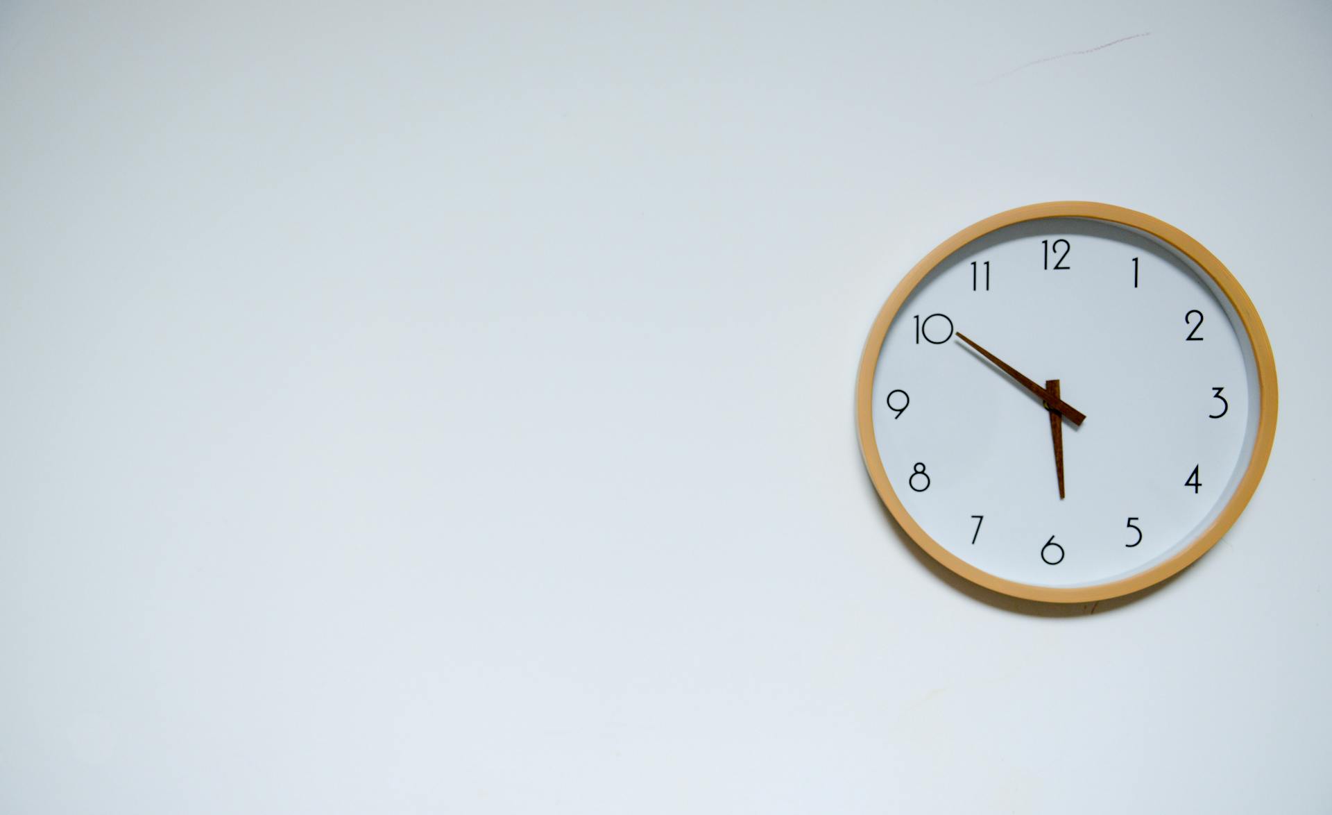 A clock | Source: Pexels