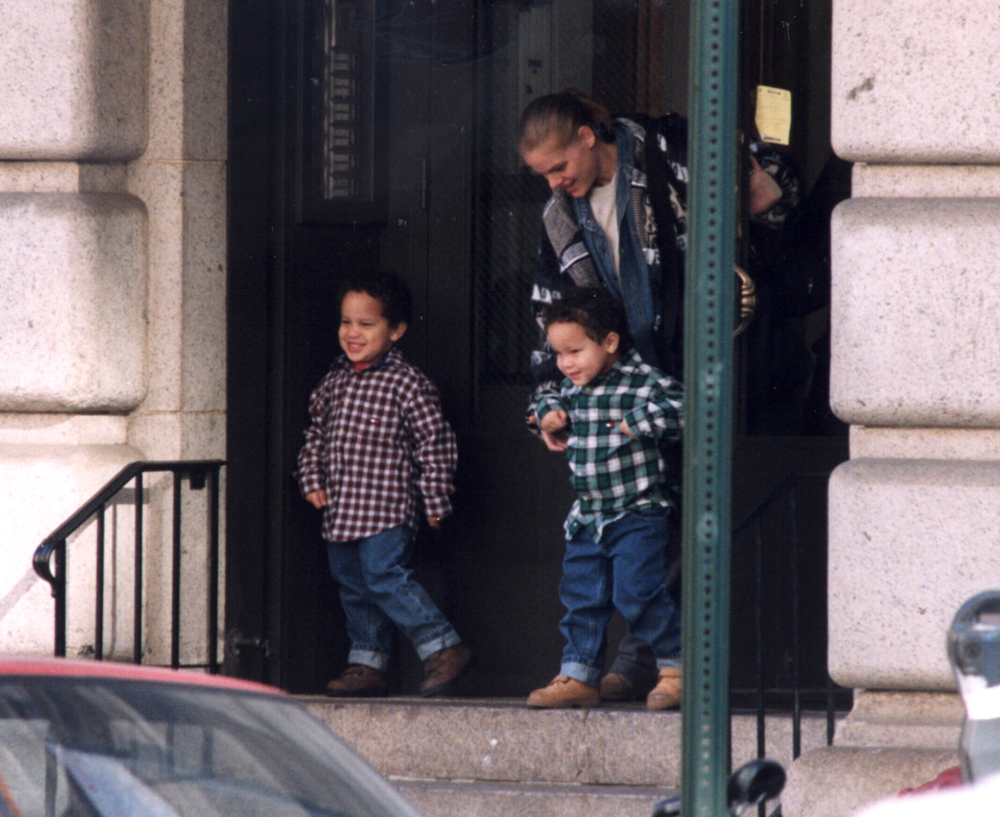 Airyn y Julian De Niro de pequeños, vistos en Nueva York el 6 de noviembre de 1998. | Fuente: Getty Images