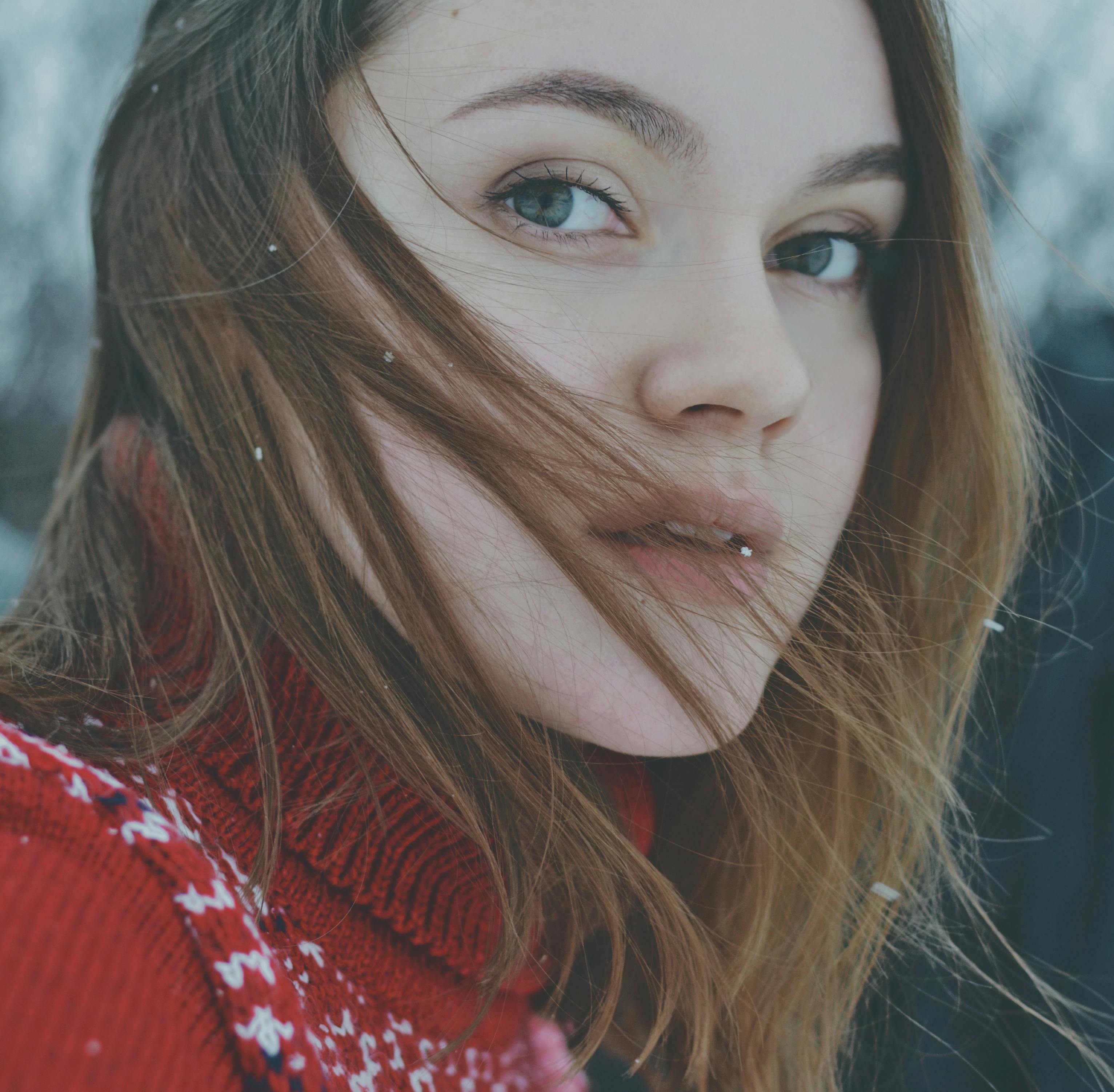 Una mujer temerosa en la nieve | Fuente: Pexels