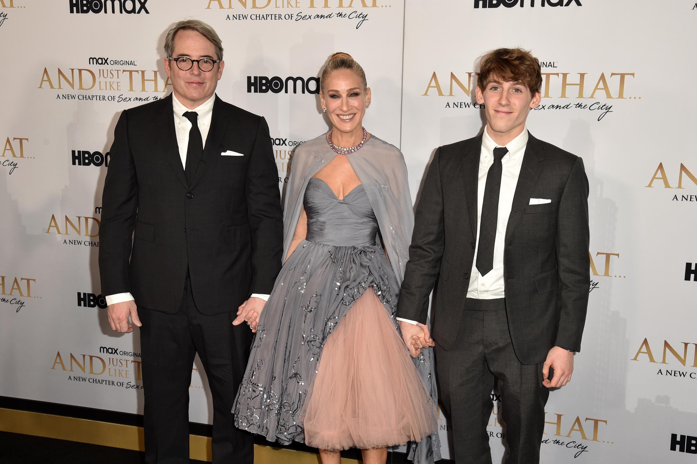 Matthew Broderick, Sarah Jessica Parker y James Broderick en el estreno en Nueva York de "And Just Like That...", en 2021 | Fuente: Getty Images