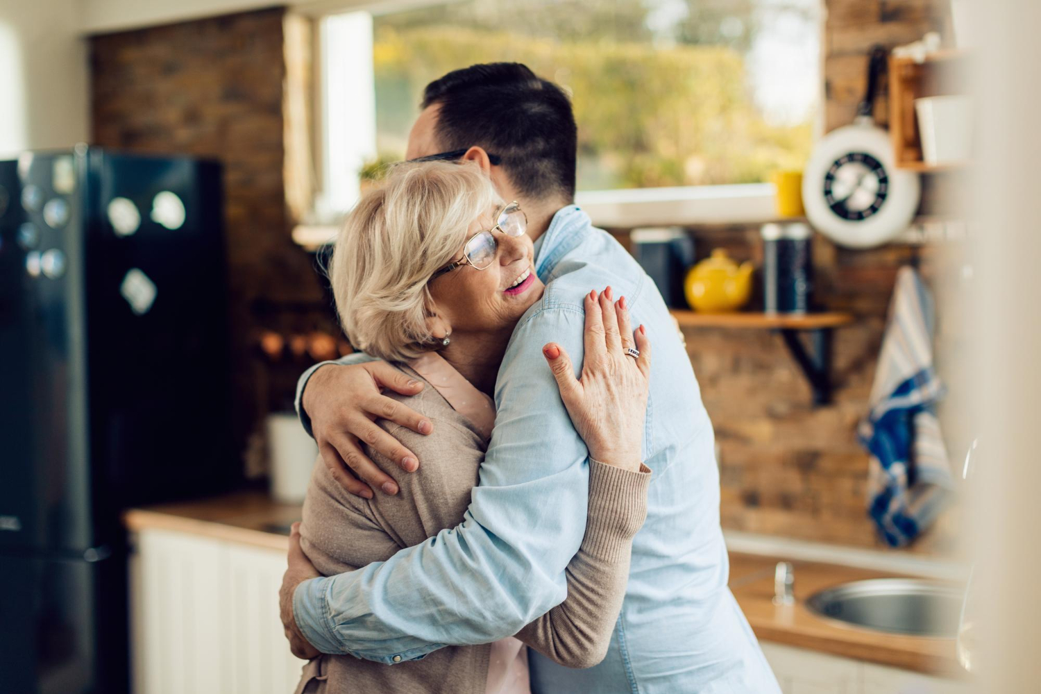 Una madre abrazando a su hijo | Fuente: Freepik
