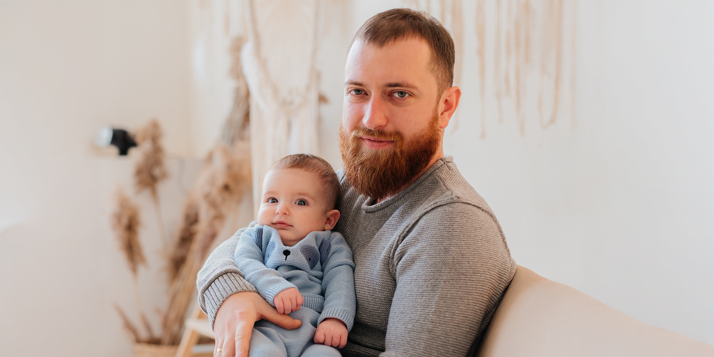 Un hombre con un bebé en brazos | Fuente: Shutterstock