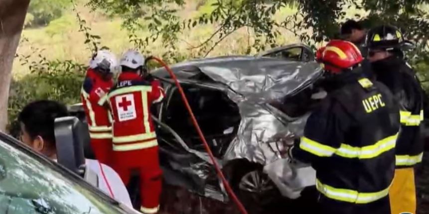 El automóvil accidentado | Fuente: X.com/TvAzteca