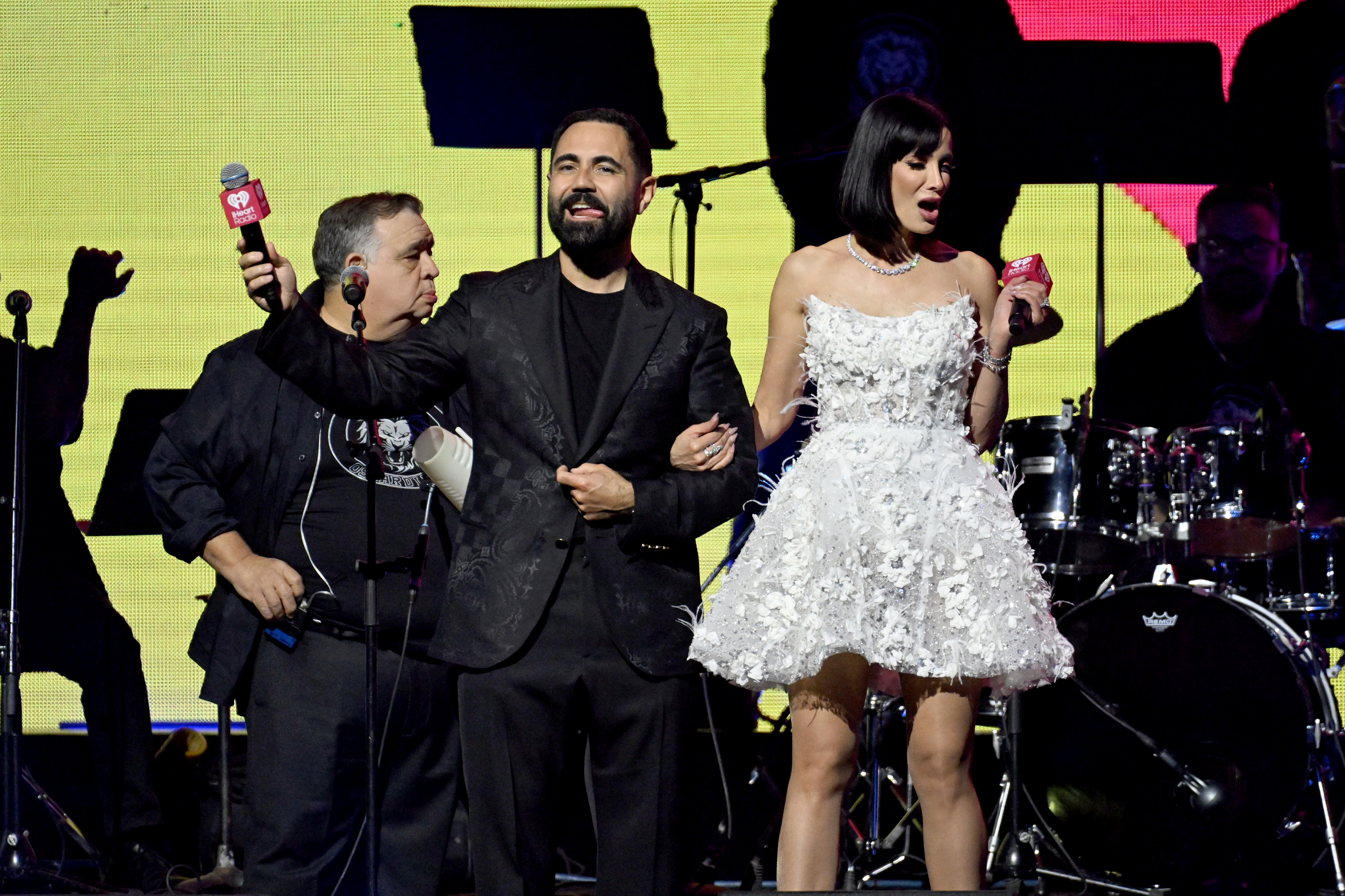 Enrique Santos y Dayanara Torres en el escenario durante iHeartRadio Fiesta Latina 2025 en Kaseya Center el 25 de octubre de 2025 en Miami, Florida. | Fuente: Getty Images