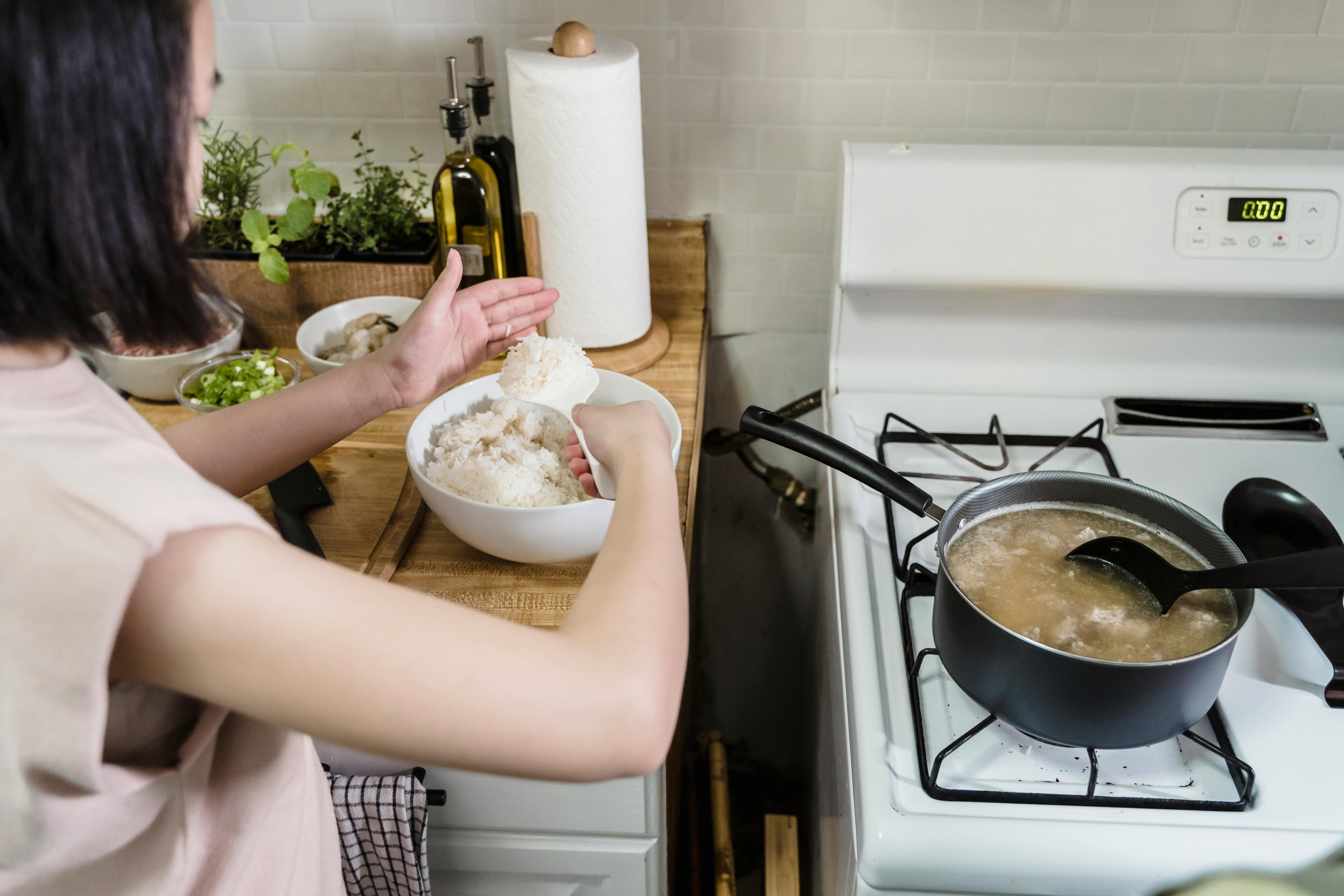 Mujer preparando la cena | Fuente: Pexels
