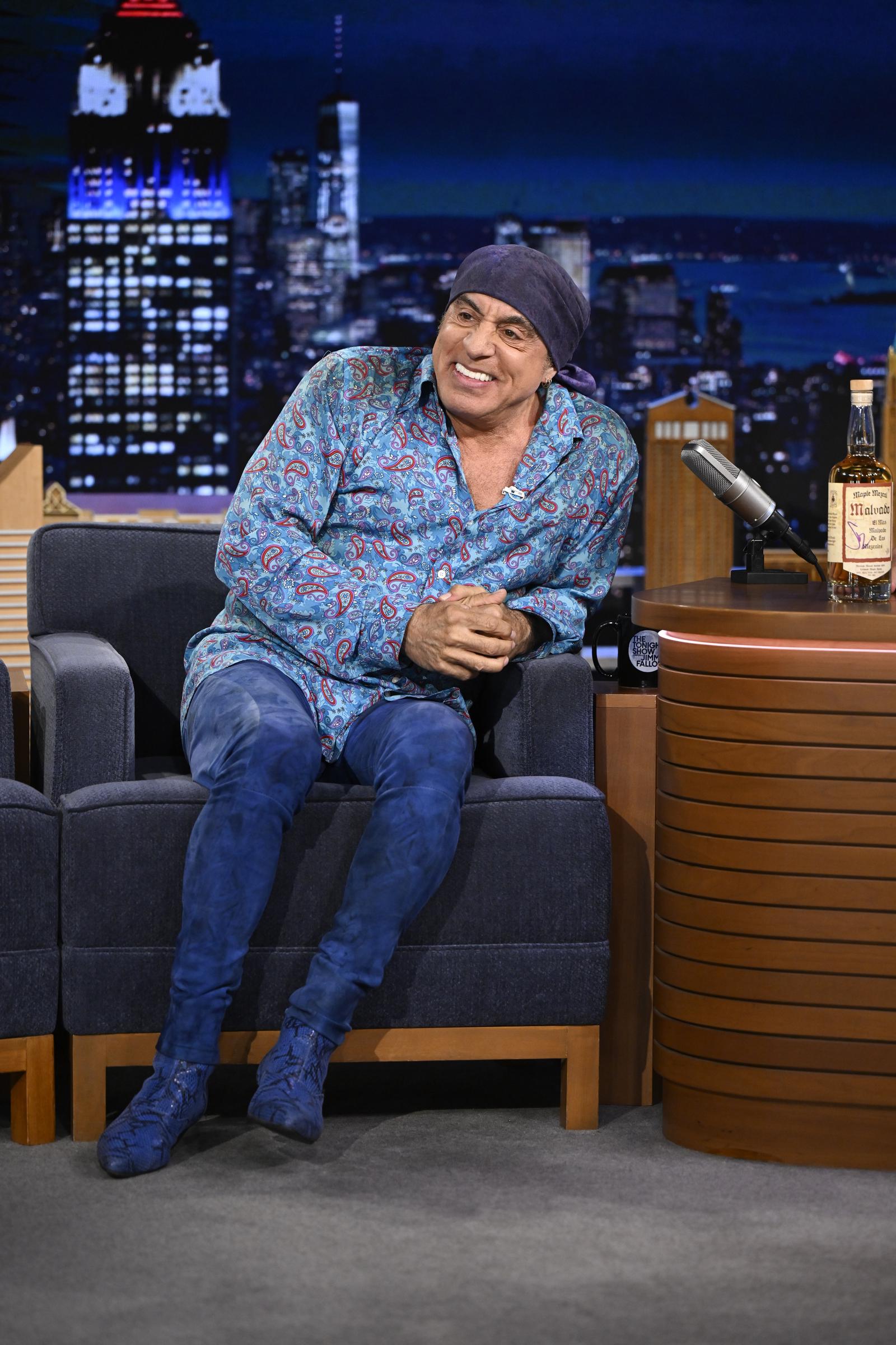 Steven Van Zandt entró en el Salón de la Fama del Rock and Roll junto con la E Street Band. Para esta grabación, le entrevistaron en