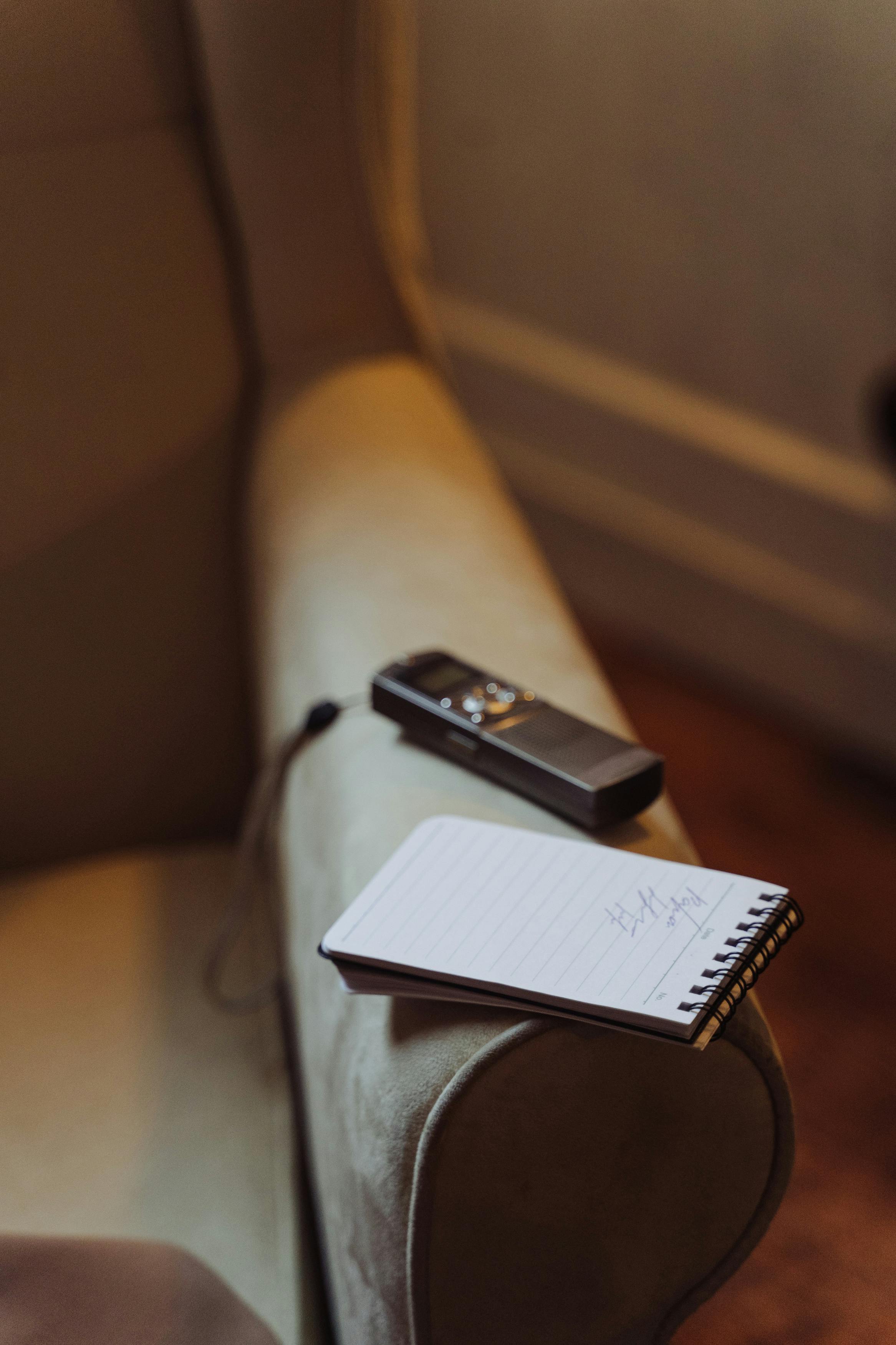 Una grabadora sobre una silla | Fuente: Pexels