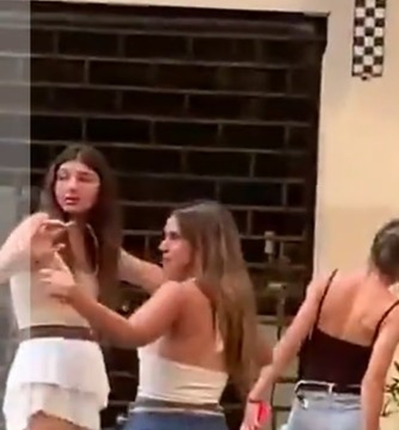 Agostina Páez junto a sus amigas, señalando hacia el local de Ipanema, en Brasil | Fuente: TikTok/lanacioncom