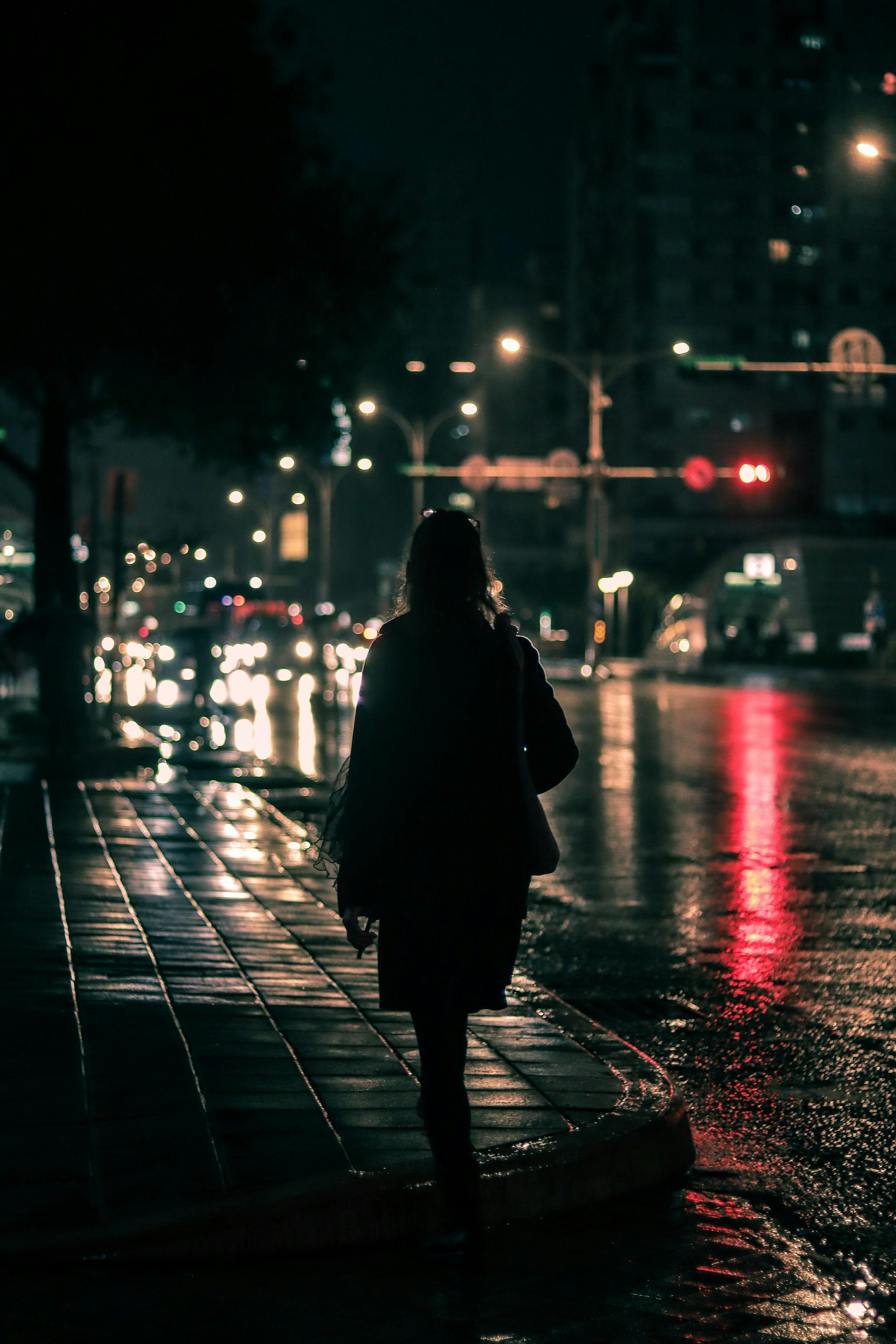 Una mujer caminando por la calle de noche | Fuente: Unsplash