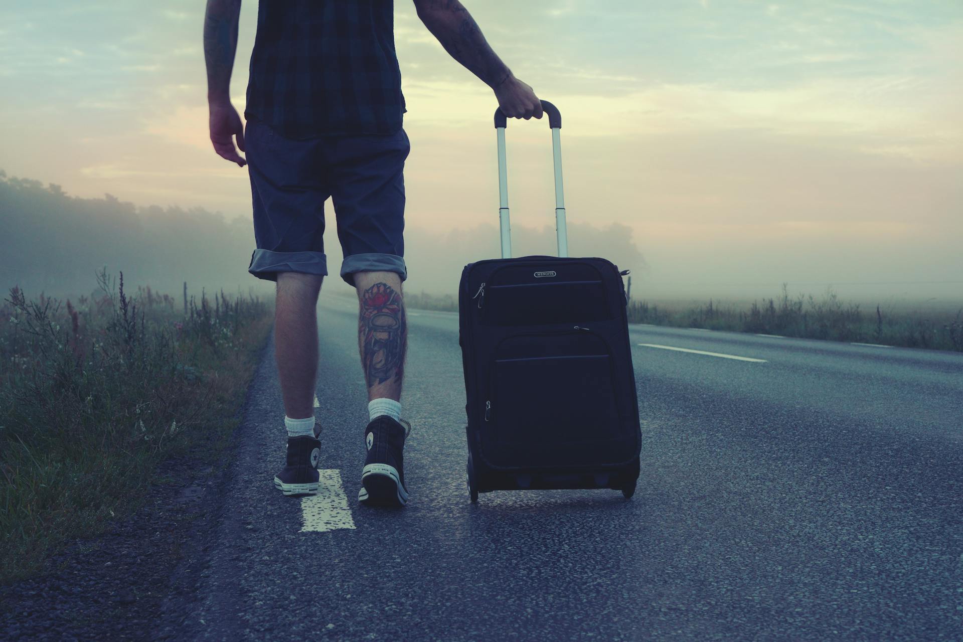 Un hombre alejándose con una bolsa de equipaje | Fuente: Pexels