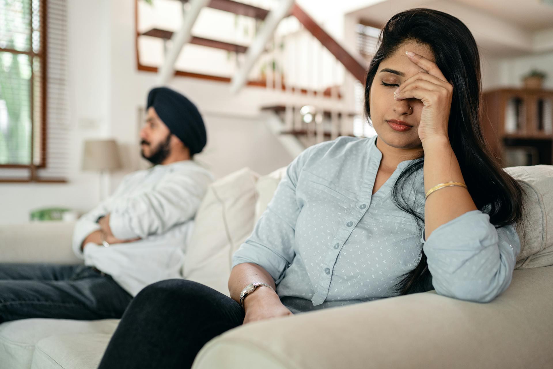 Una pareja india disgustada tras un conflicto | Fuente: Pexels