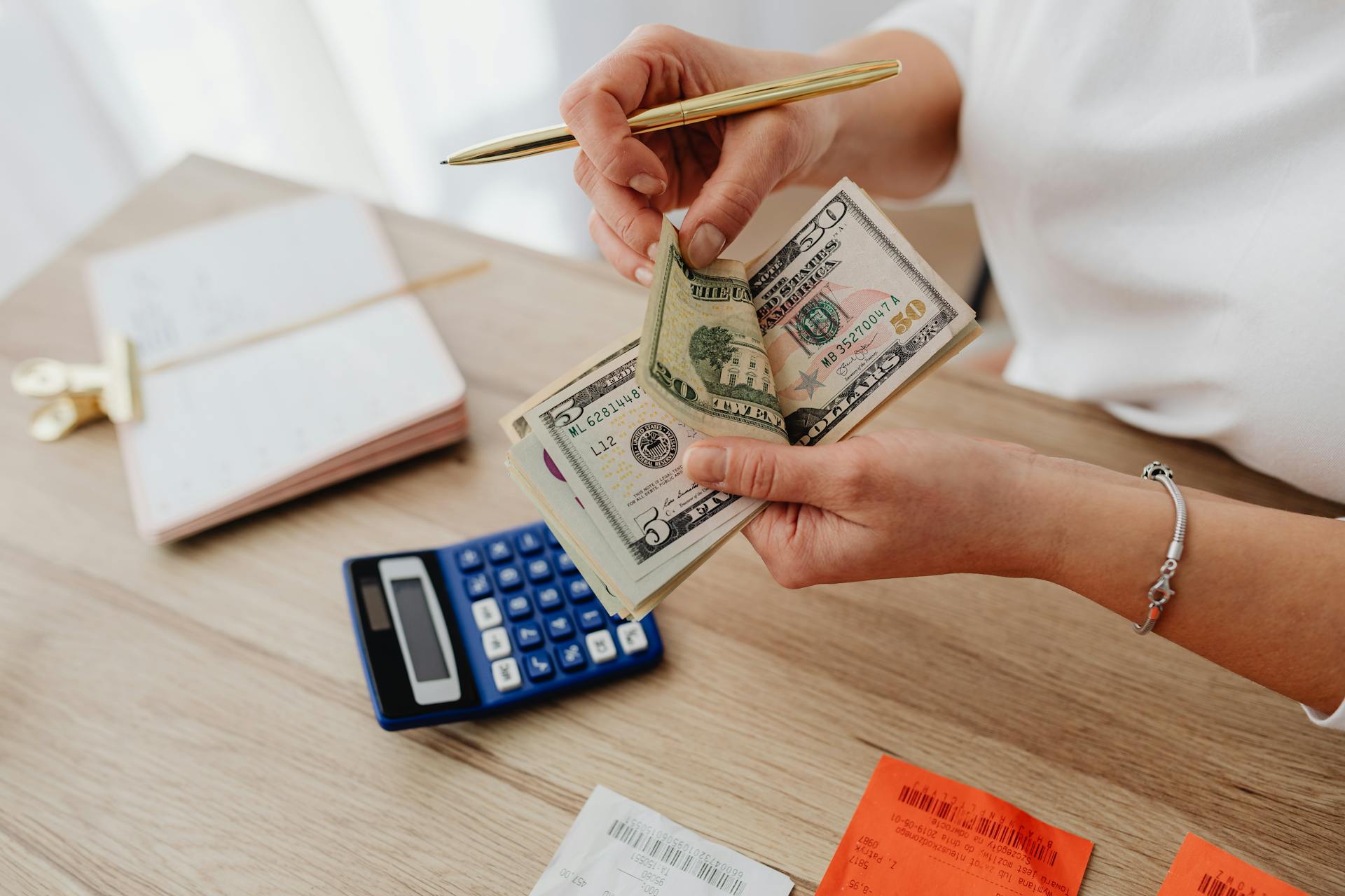 Una mujer contando su dinero | Fuente: Pexels