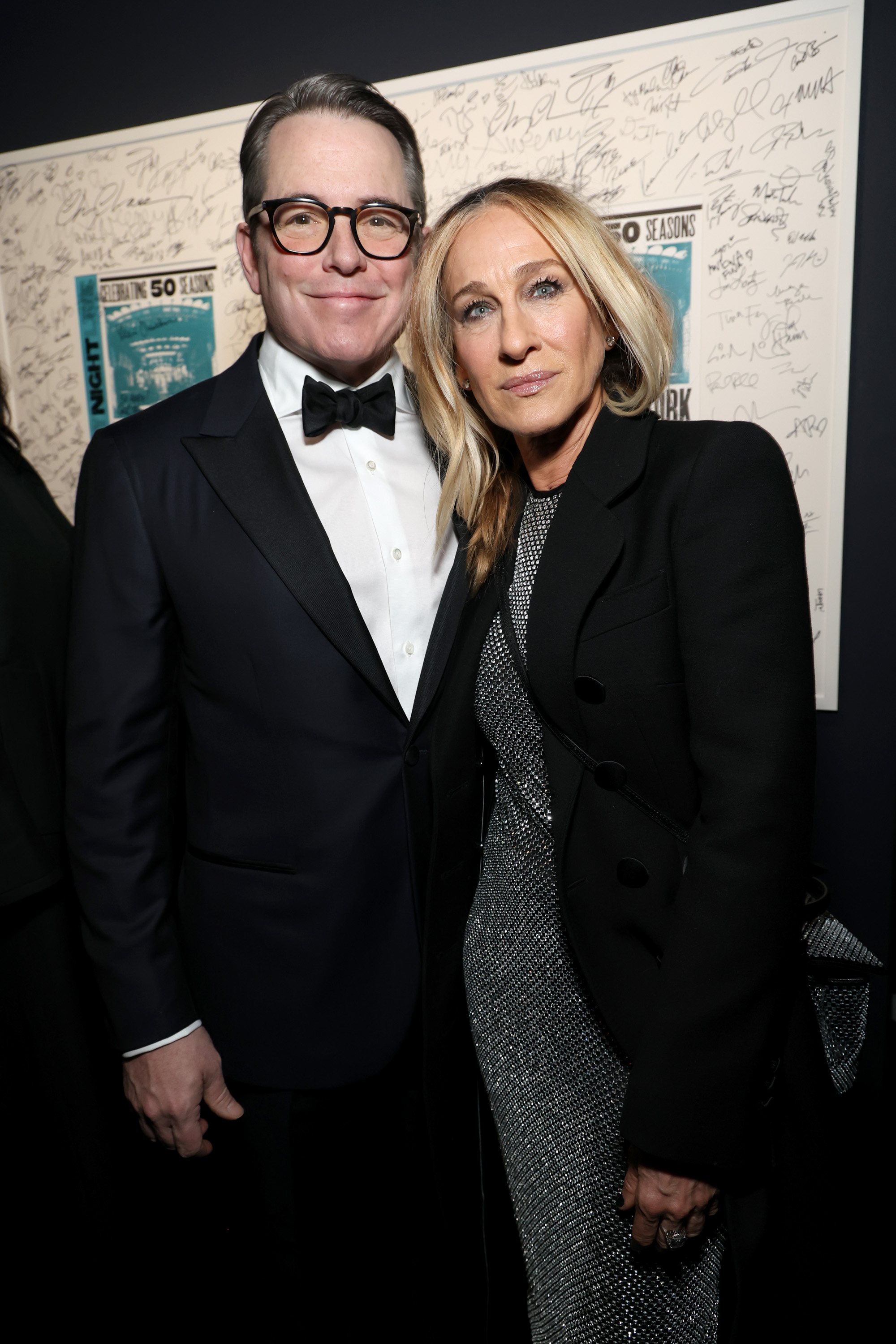 Matthew Broderick y Sarah Jessica Parker posando en la alfombra roja de "SNL50" el 16 de febrero de 2025 | Fuente: Getty Images