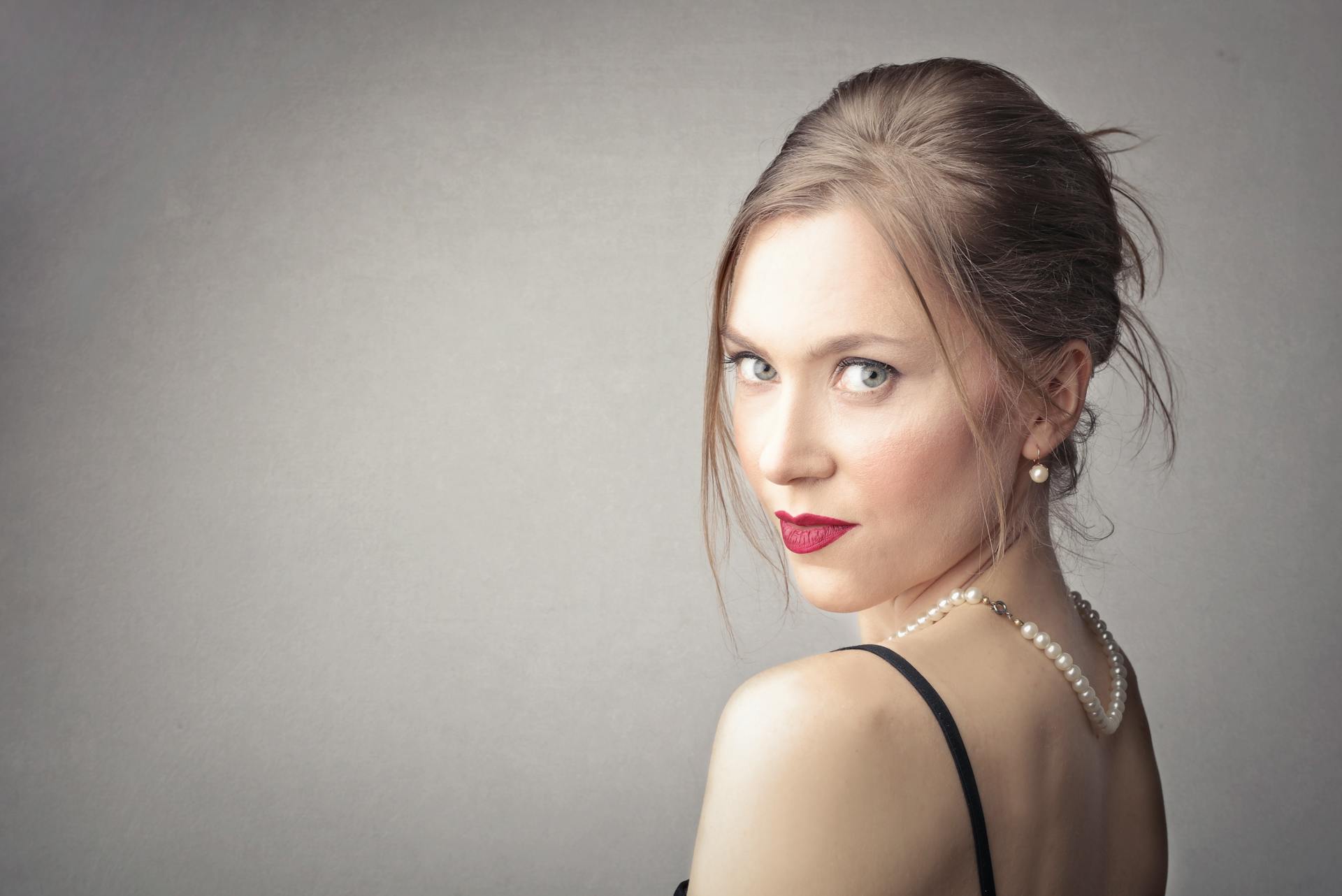 Una mujer mirando atónita | Fuente: Pexels