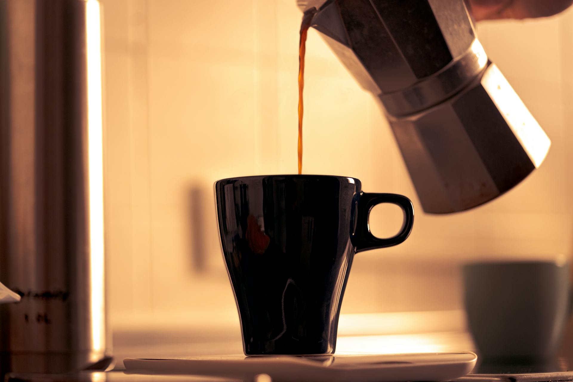 Una persona sirviendo café | Fuente: Pexels
