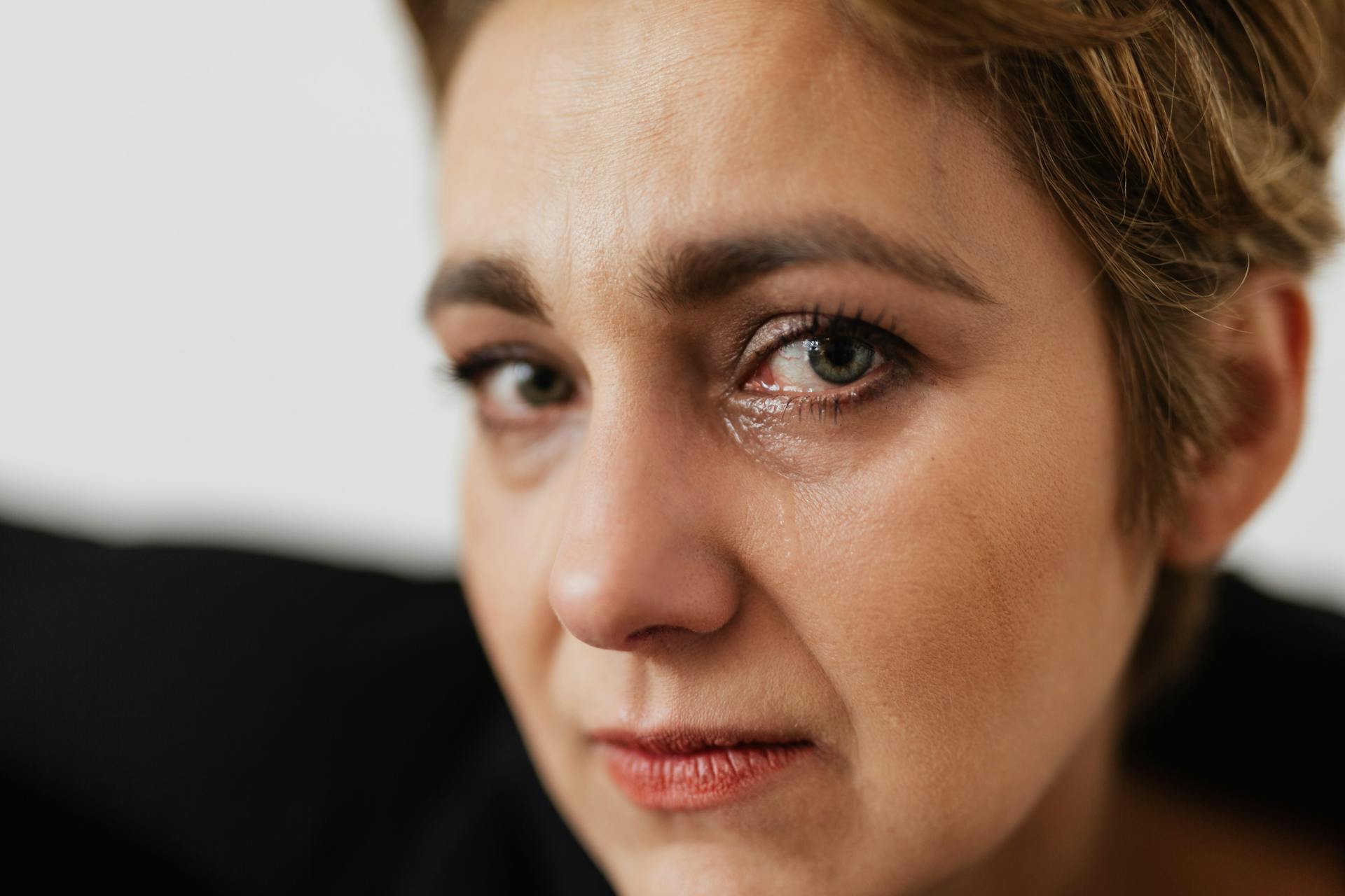 Una mujer enfadada y emocional mirando fijamente | Fuente: Pexels