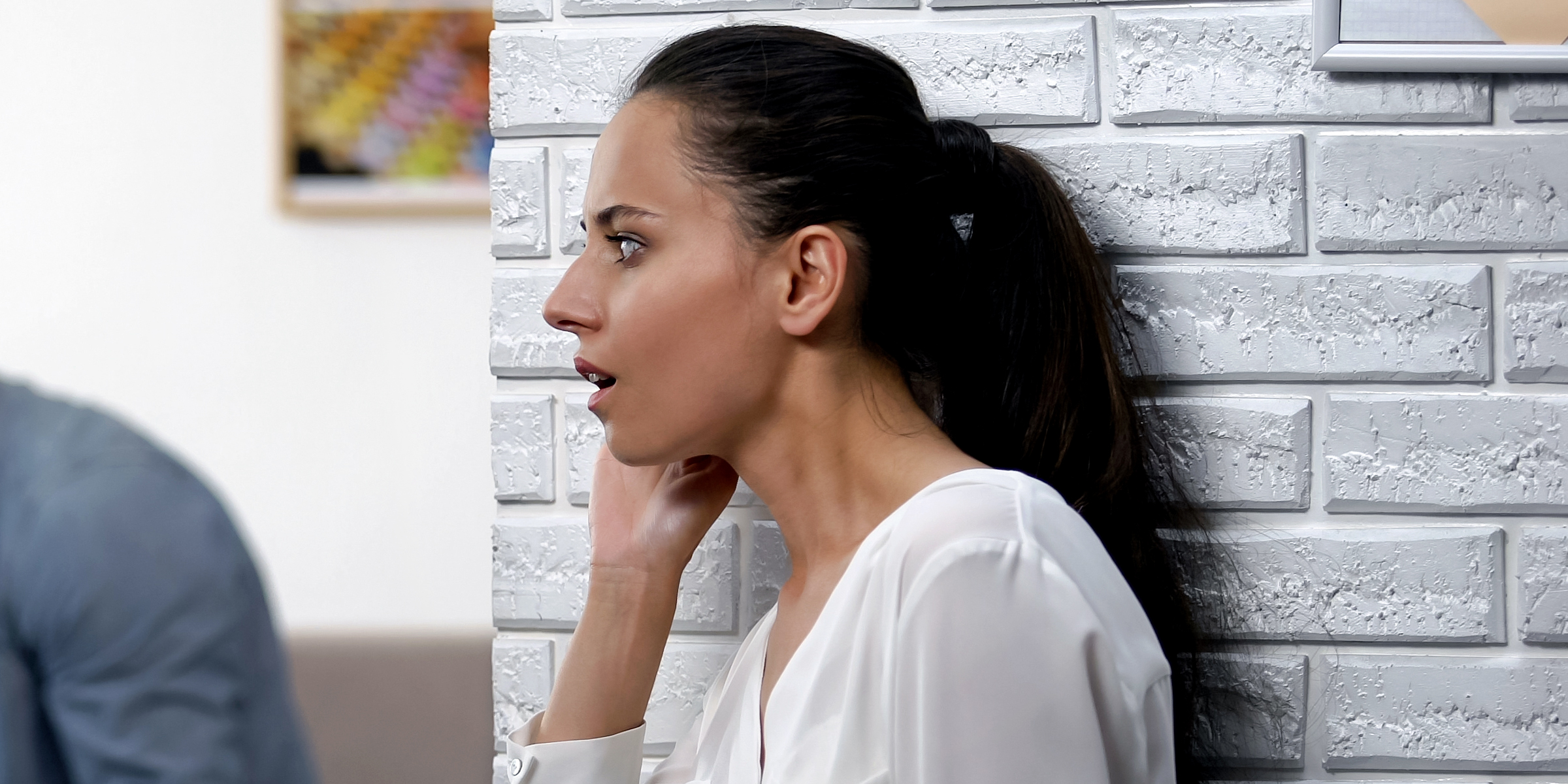 Una mujer cerca de un muro | Fuente: Shutterstock