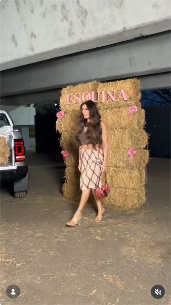 Flor de la V modelando el atuendo que eligió para el desfile de Esquina Esquina | Fuente: Instagram/flordelave