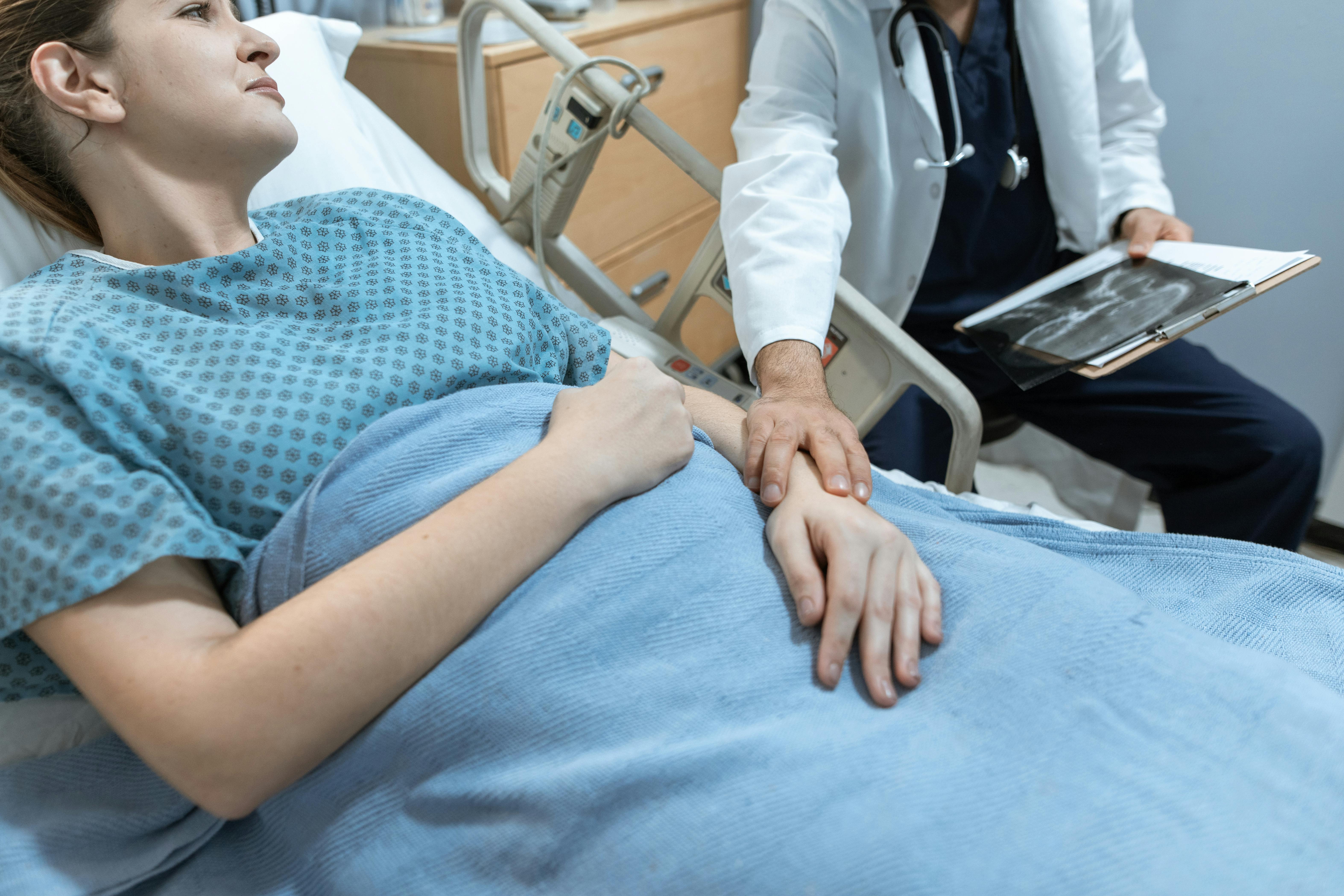 Un médico atendiendo a una mujer enferma | Fuente: Pexels