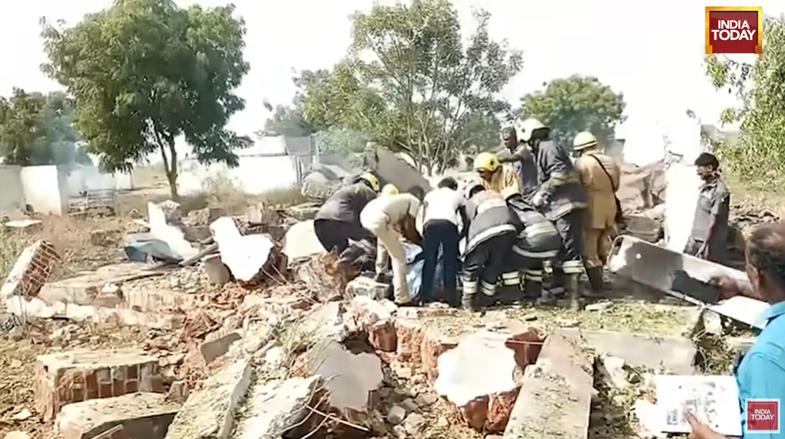 Rescatistas buscan entre los escombros en el lugar de la explosión de la planta farmacéutica, publicado el 1 de julio de 2025 | Fuente: YouTube/India Today