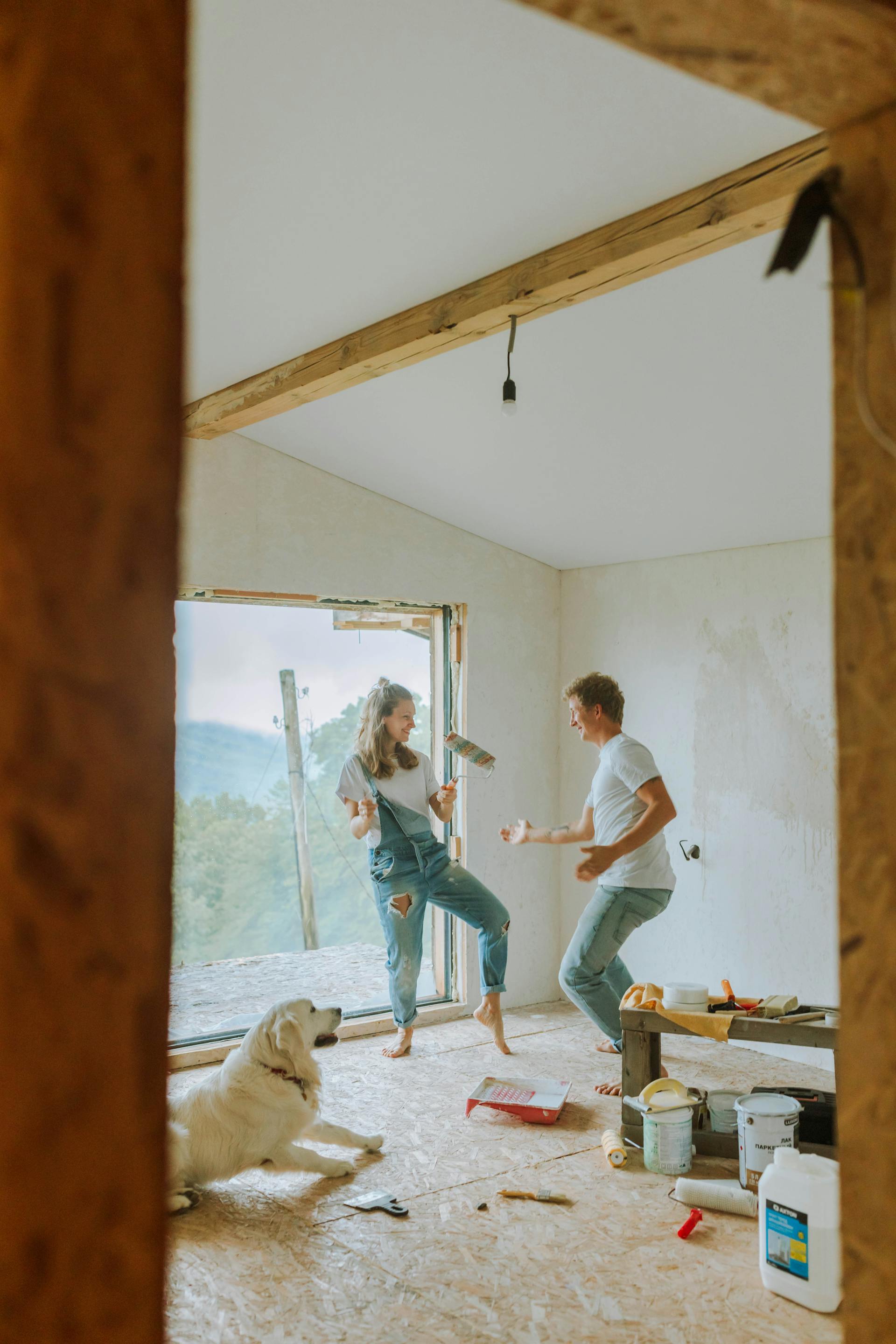 Una pareja pintando una habitación | Fuente: Pexels
