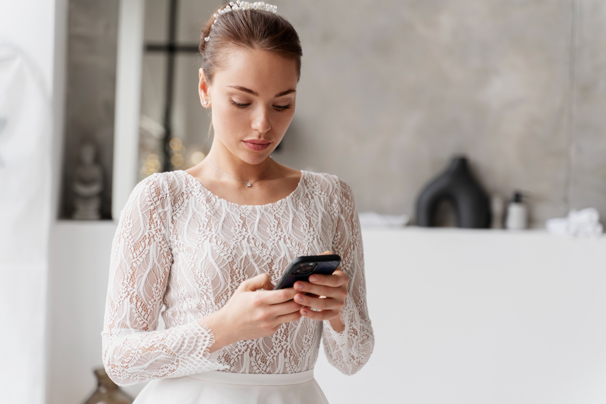Una novia sujetando su teléfono | Fuente: Freepik