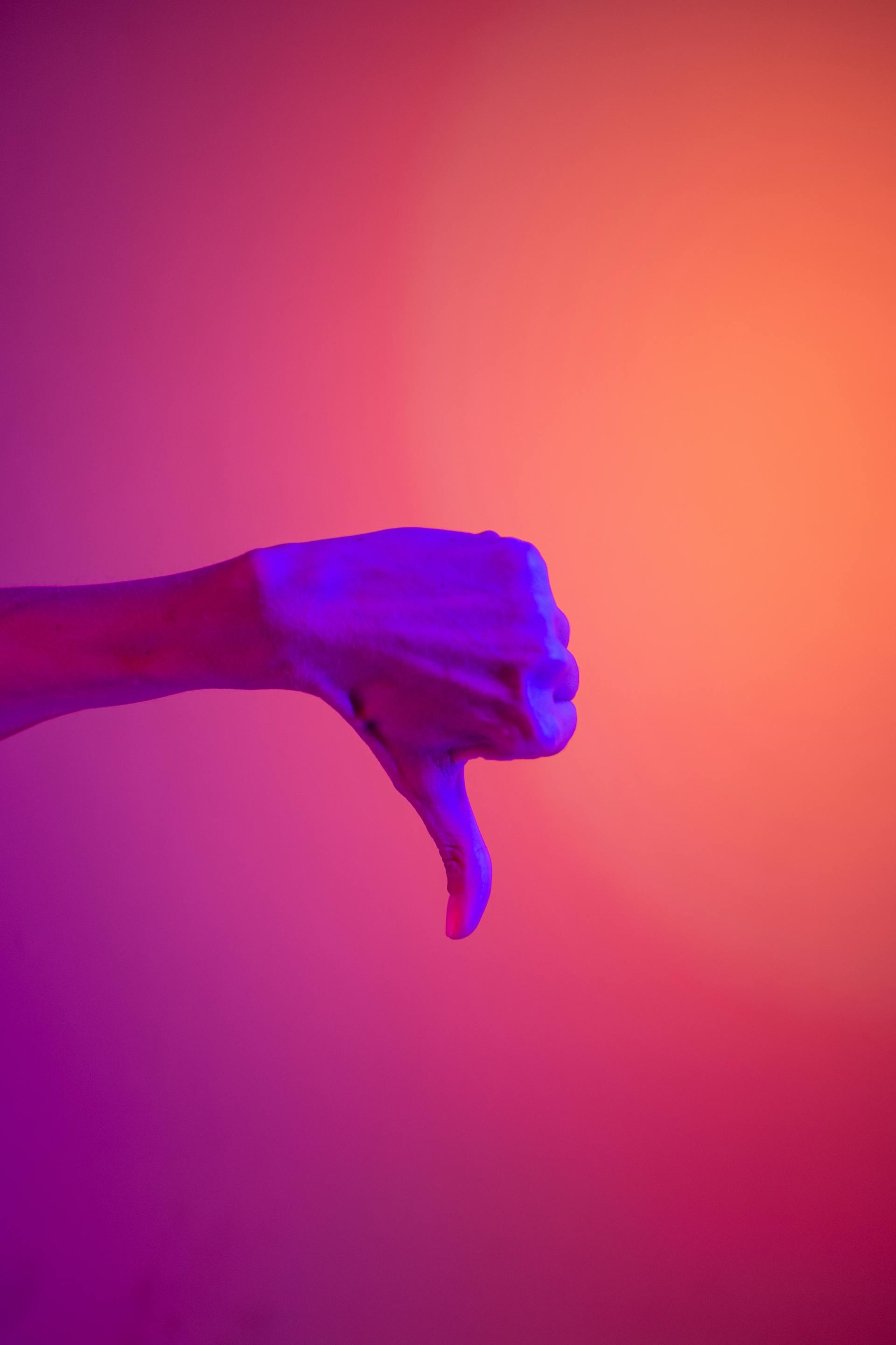 Una persona haciendo un pulgar hacia abajo | Fuente: Pexels