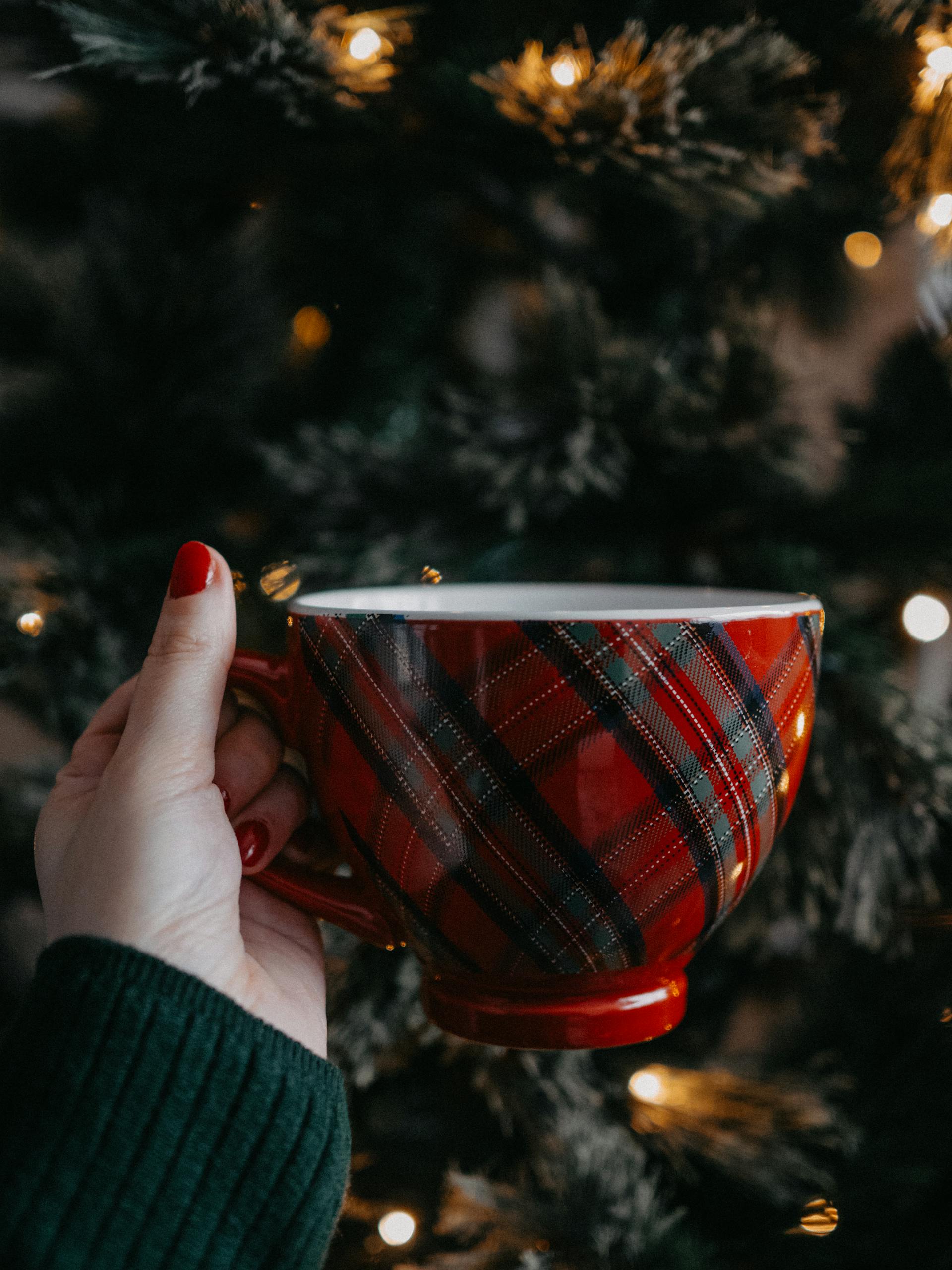 Primer plano de una mujer sosteniendo una taza de té durante las vacaciones de Navidad | Fuente: Pexels