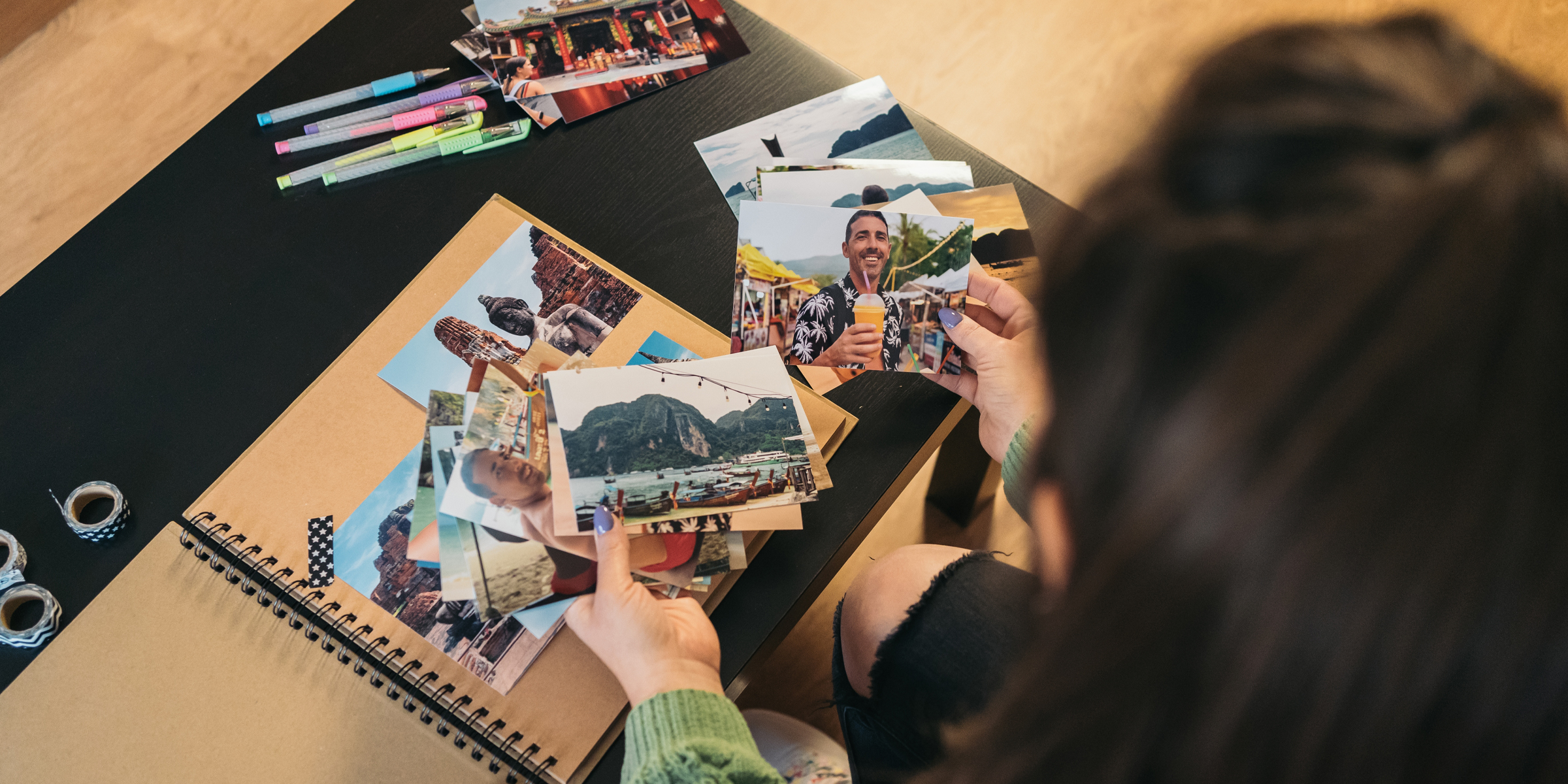 Una mujer sosteniendo fotografías | Fuente: Shutterstock