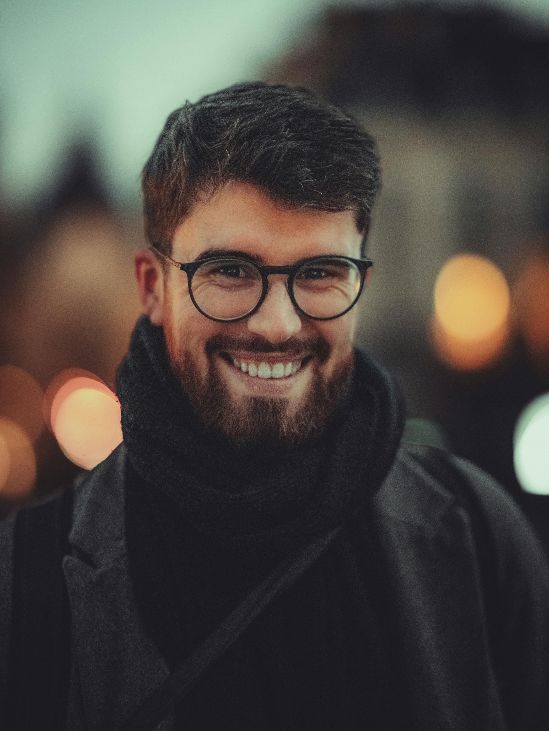 Un hombre sonriente con gafas | Fuente: Pexels