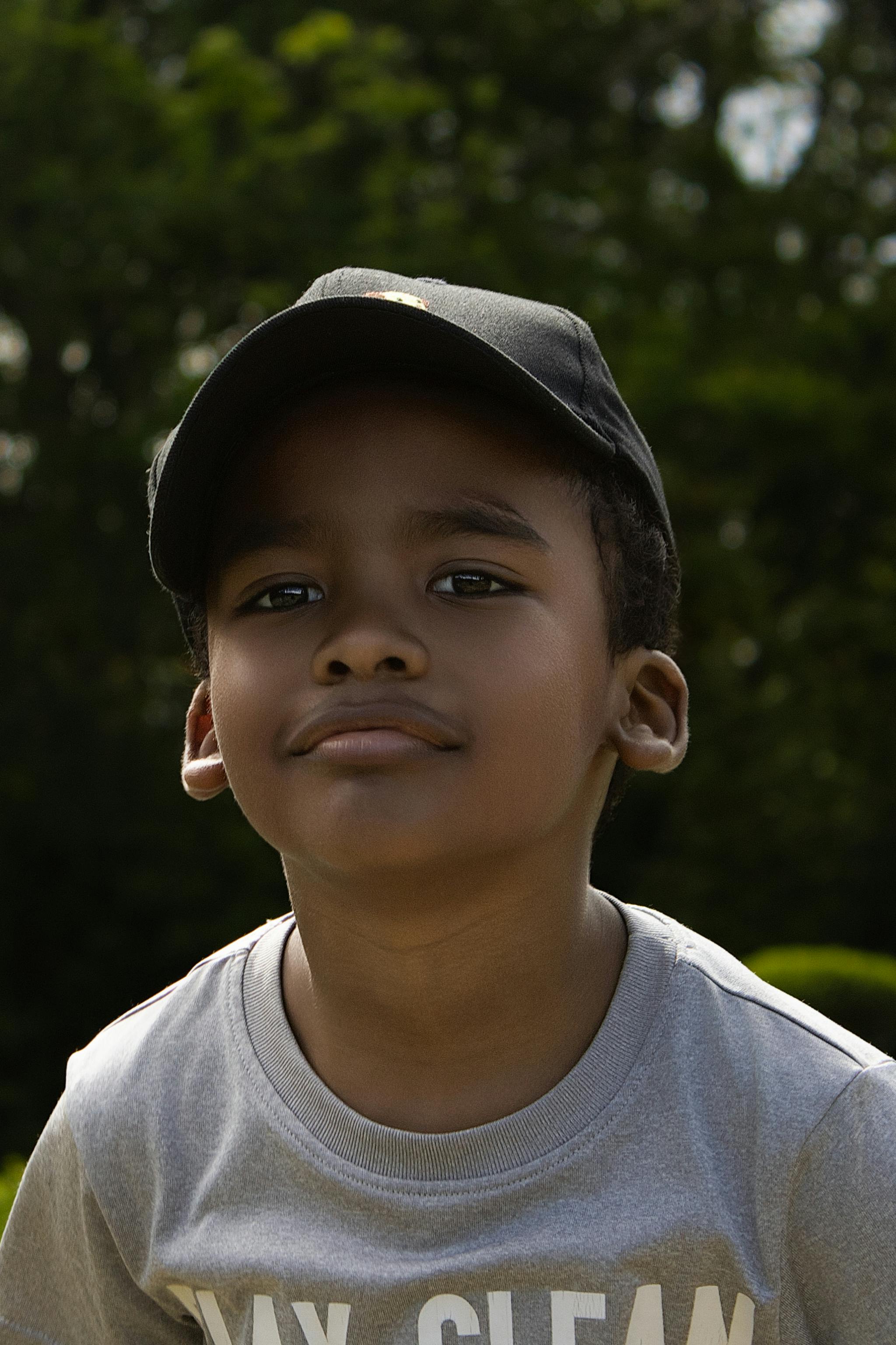 Un niño con gorra | Fuente: Pexels