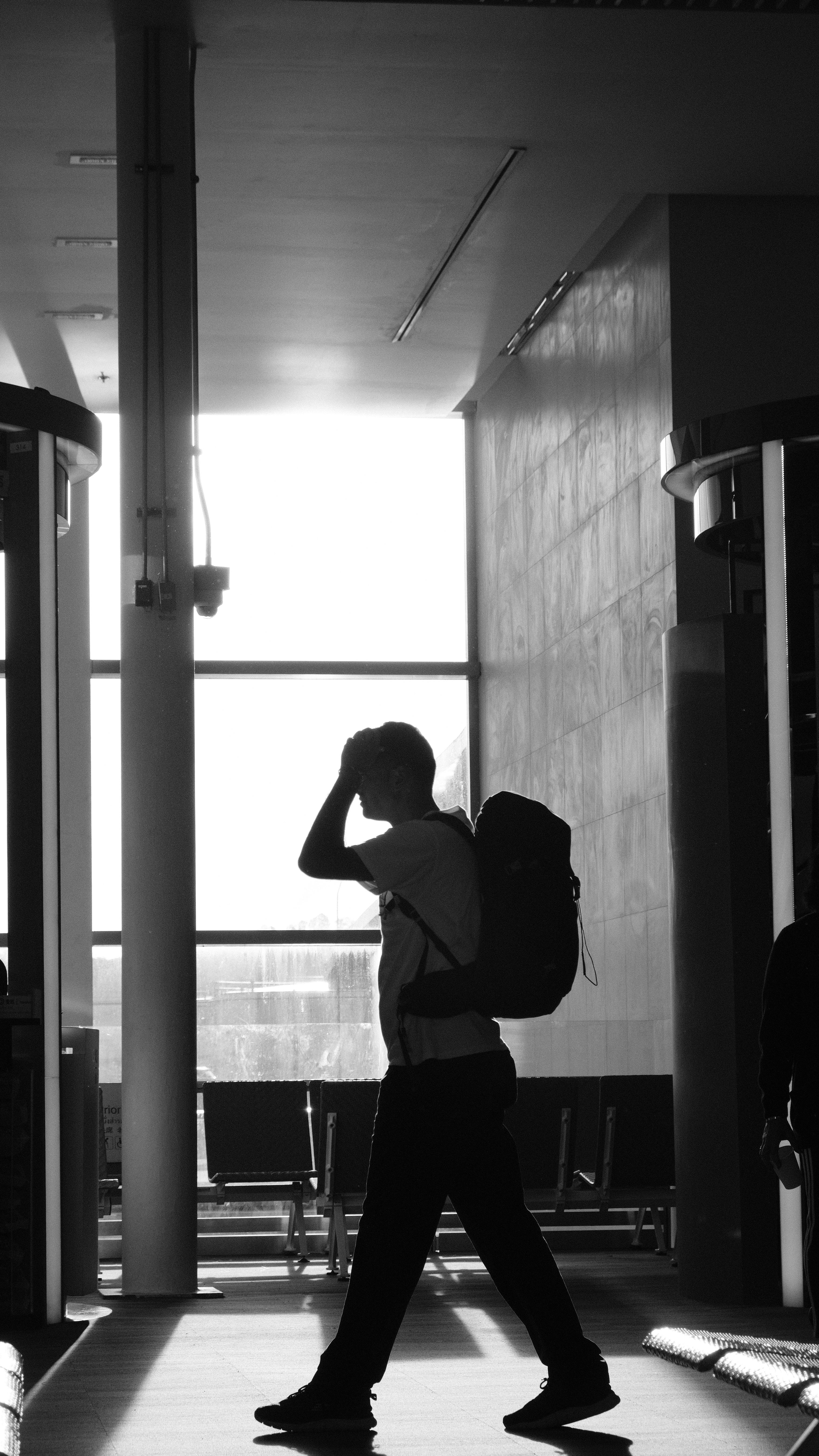 Hombre con una mochila en un aeropuerto | Fuente: Pexels