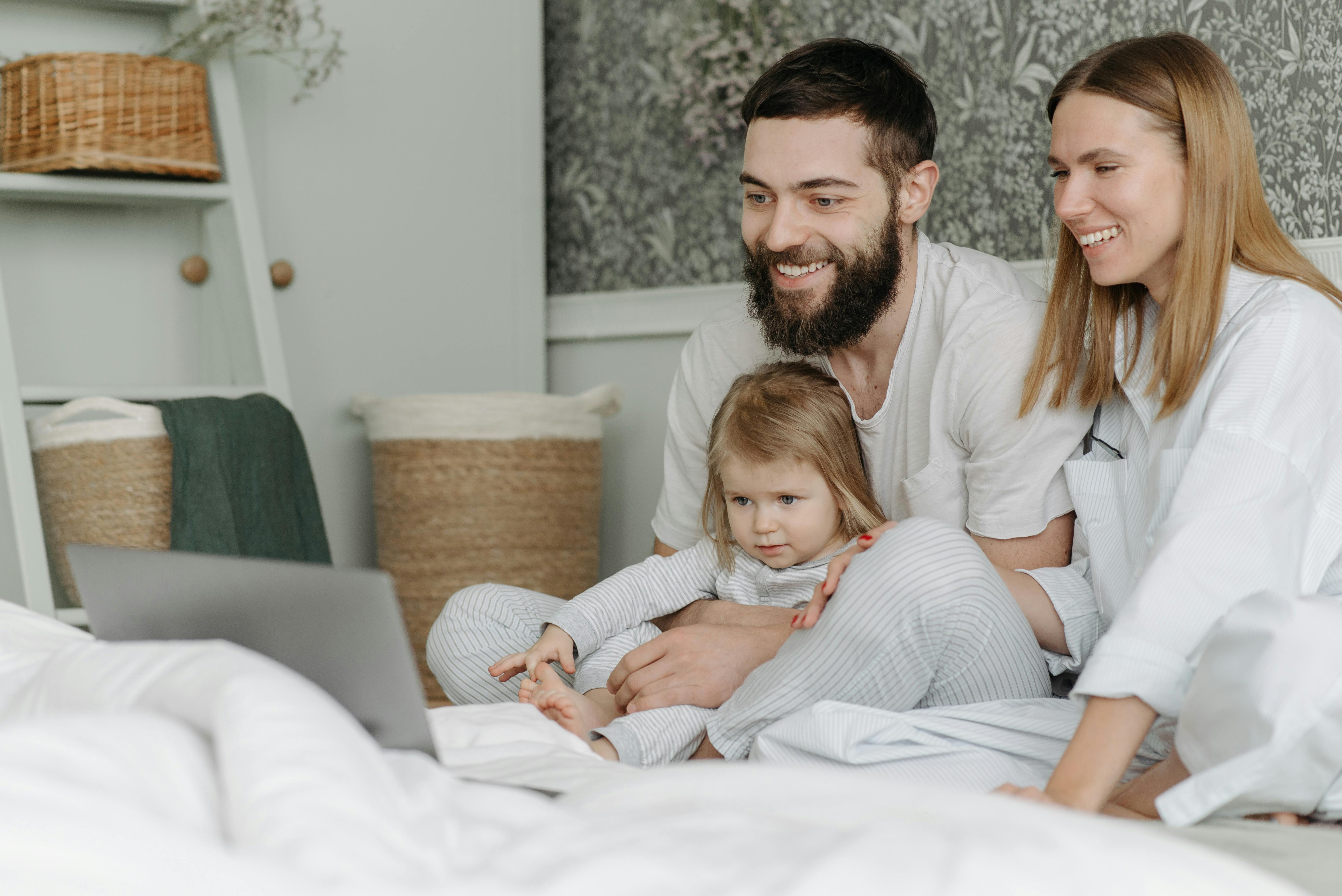 Pareja estrechando lazos con su hija | Fuente: Pexels