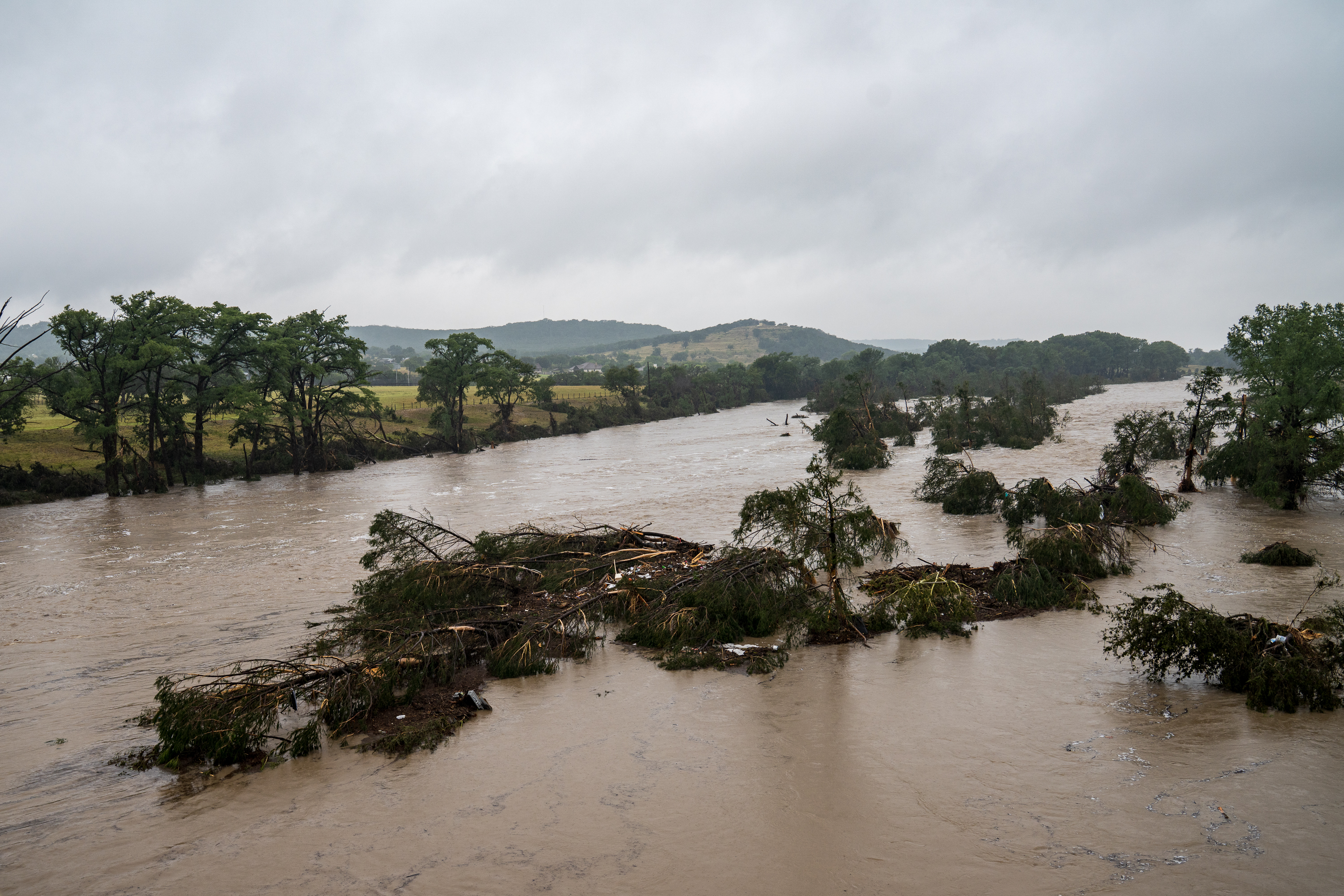 Los árboles emergen de las aguas de la inundación a lo largo del río Guadalupe el 4 de julio de 2025 en Kerrville, Texas. | Fuente: Getty Images