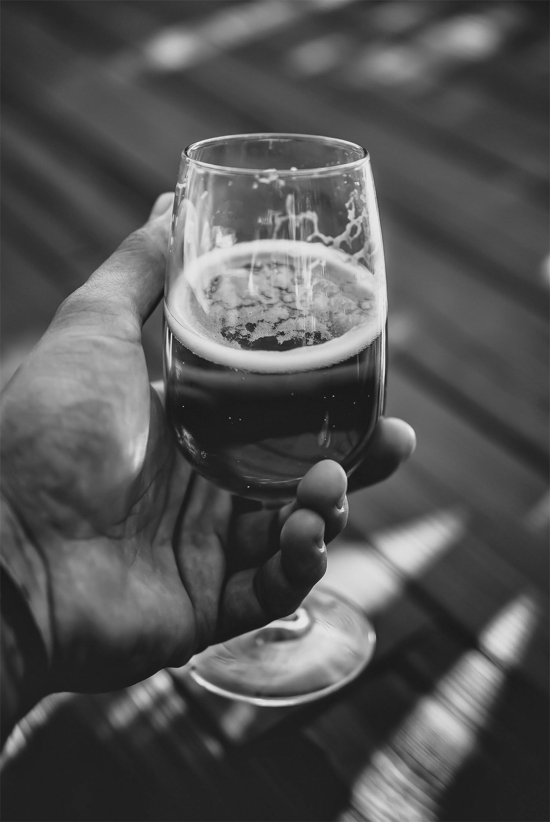 La mano de un hombre sosteniendo una bebida | Fuente: Pexels