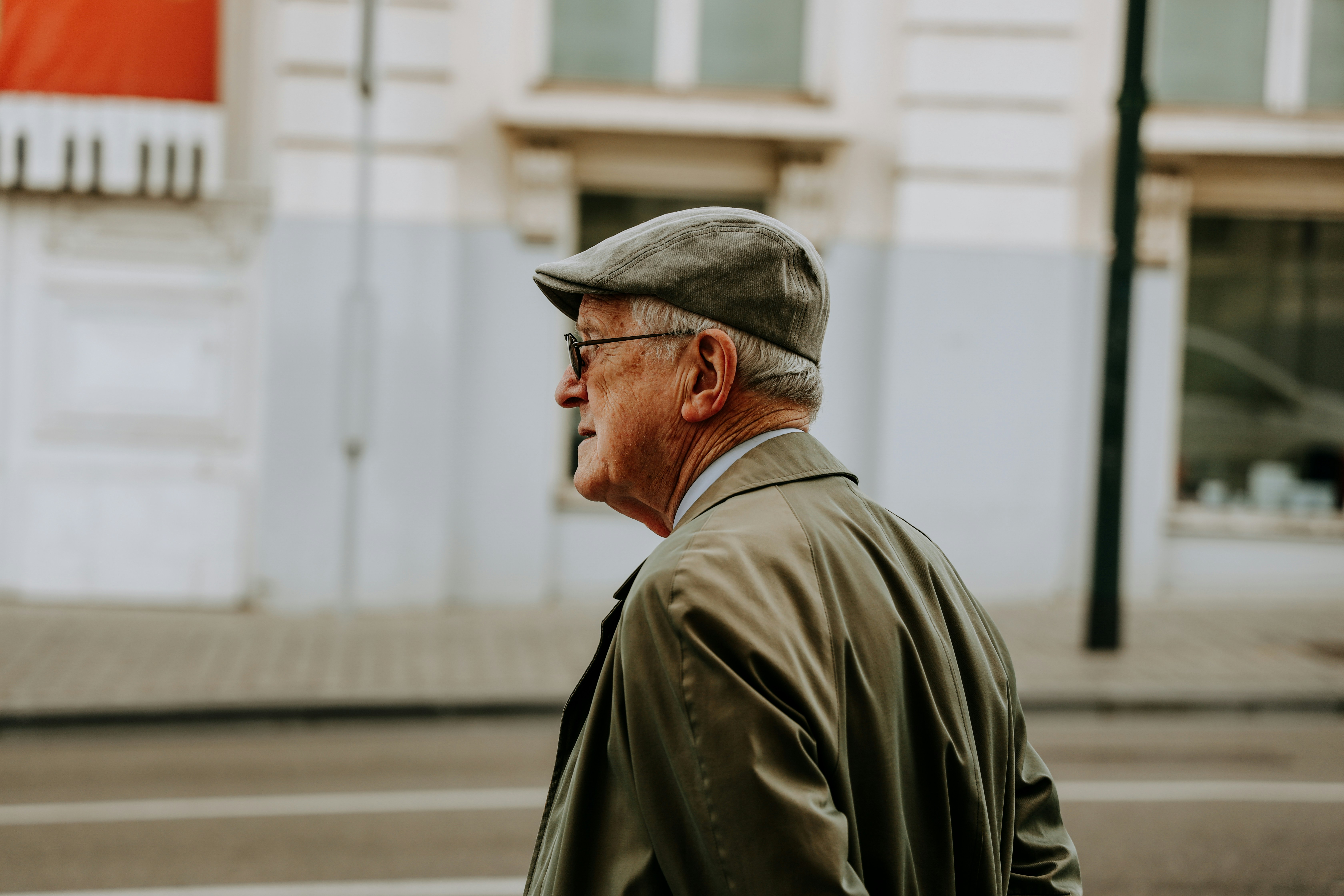 Anciano caminando por una calle | Fuente: Unsplash