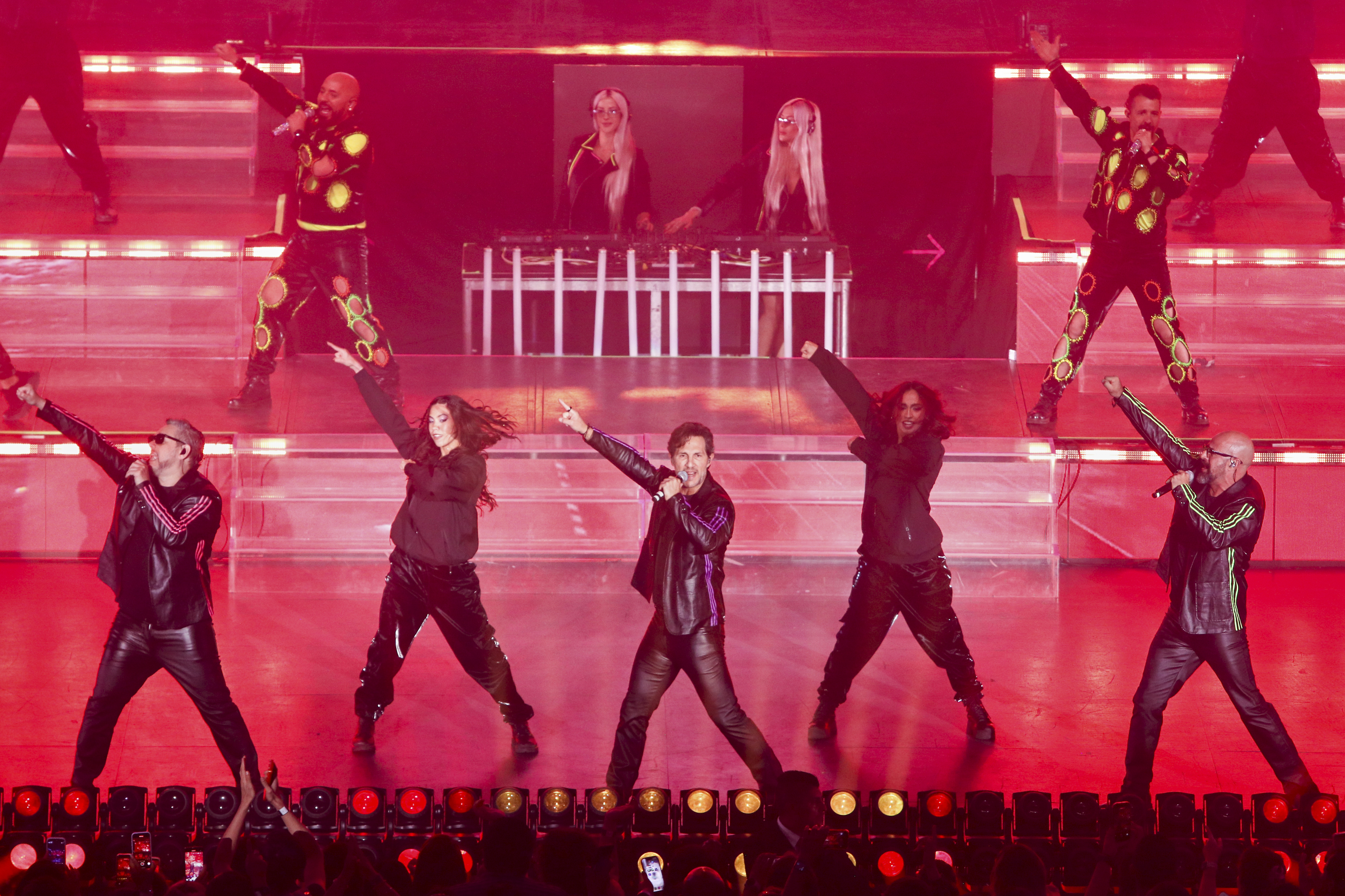 Elías Cervantes, Mauri Stern, Alex, Alan Ibarra y Toño Beltranena de la banda Magneto se presentan durante un concierto de Of 90´s Pop Tour en el Auditorio Nacional el 14 de marzo de 2026 en la Ciudad de México, México. | Fuente: Getty Images