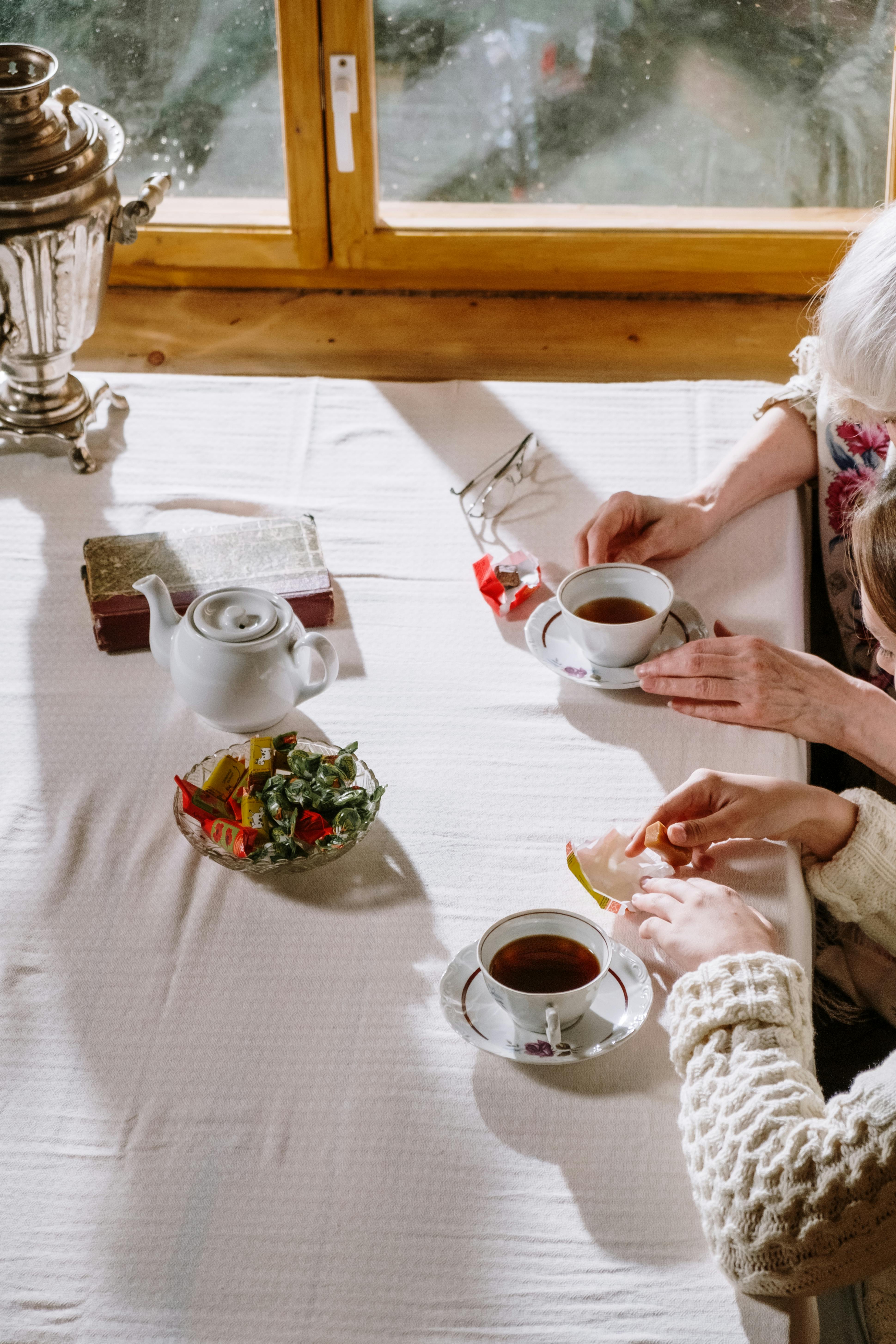 Dos mujeres bebiendo té | Fuente: Pexels