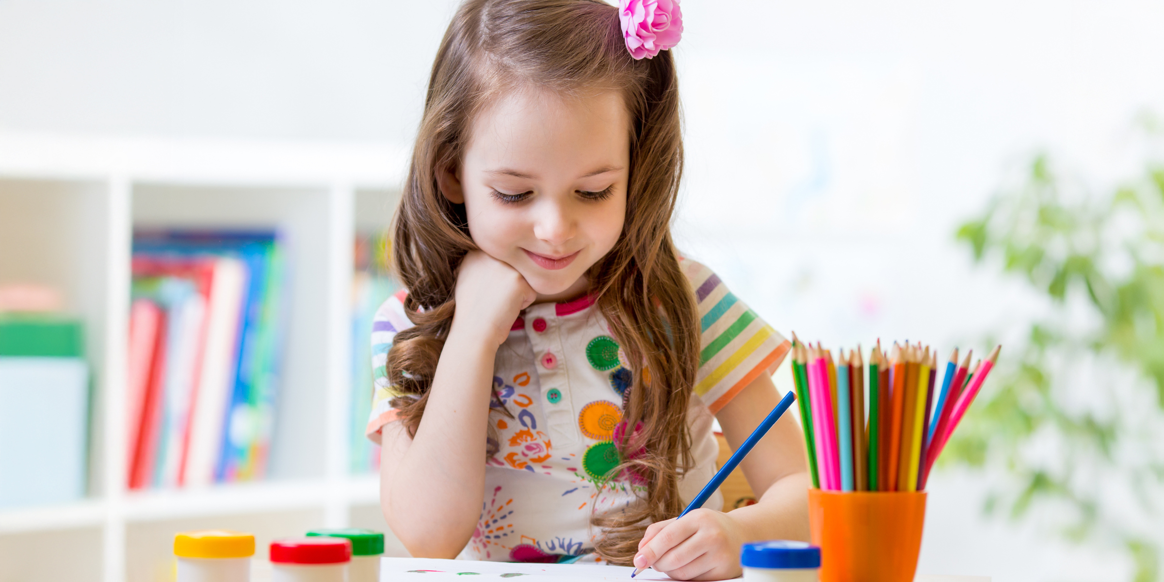 Una niña dibujando | Fuente: Shutterstock